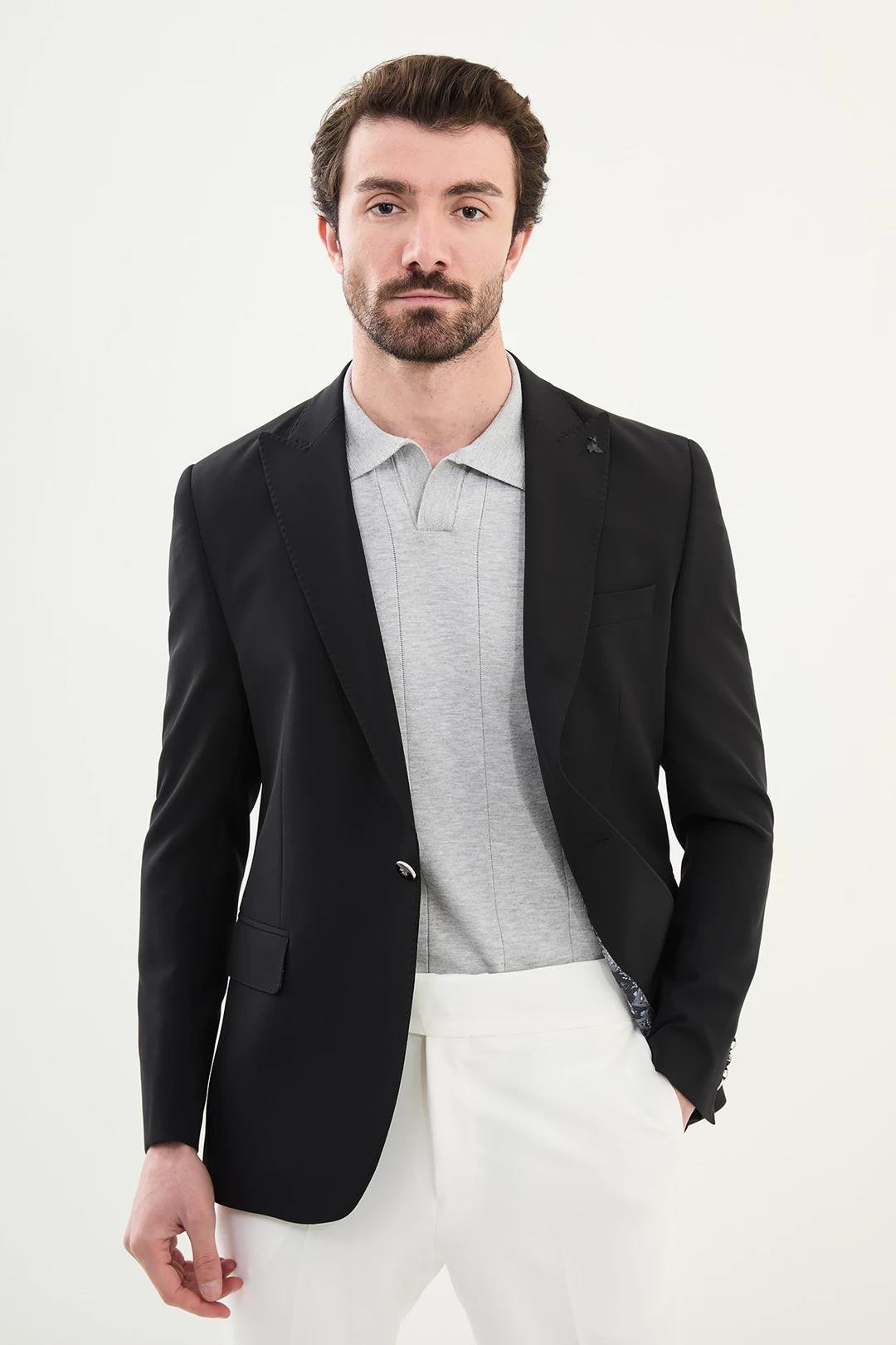 MONO YAKA KAPAK CEP DETAYLI CEKET ürünü DIŞ GİYİM kategorisinde sizleri bekliyor.