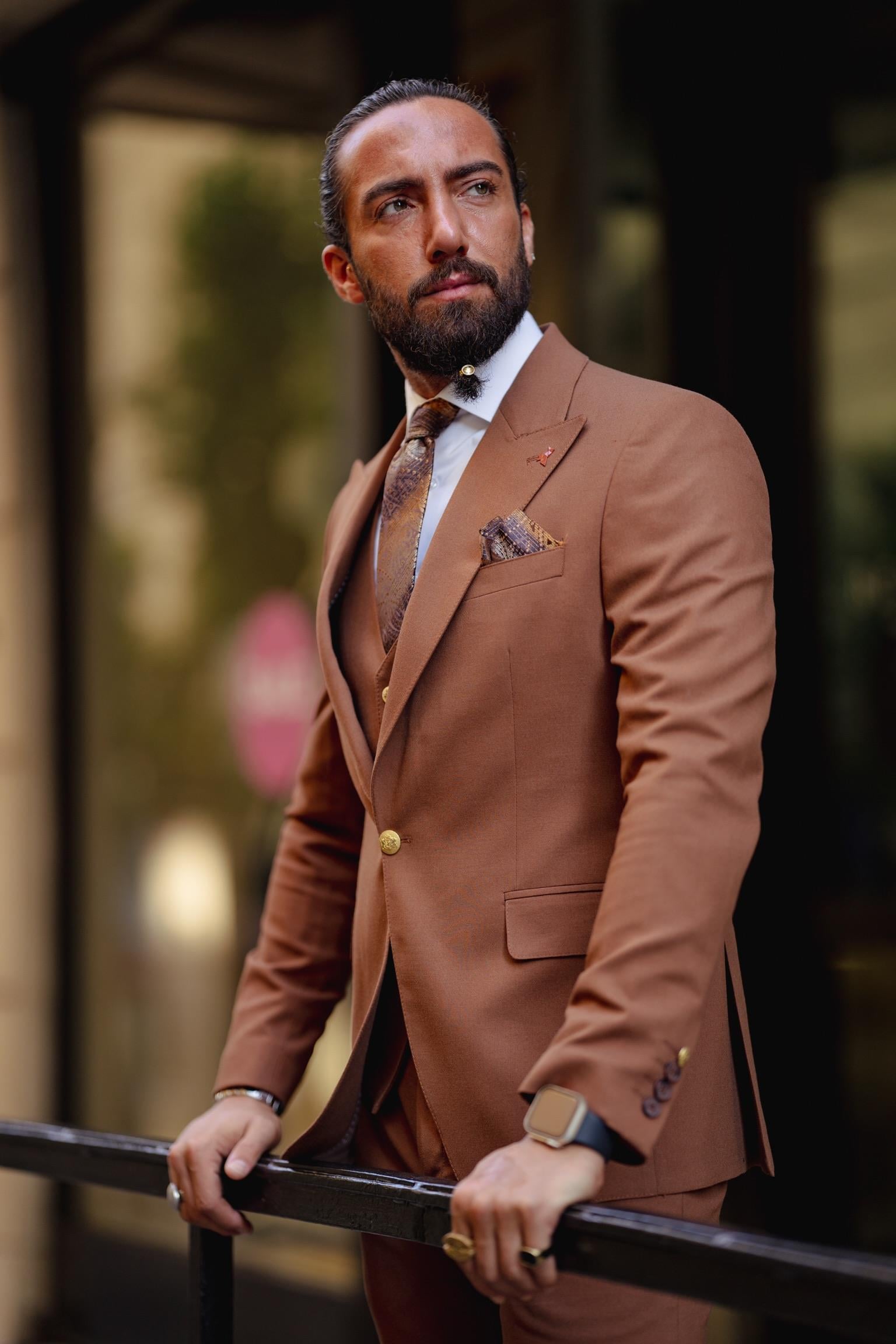 Mono Yaka Özel Tasarım Gold Detaylı Slim Fit Takım Elbise ürünü TAKIM ELBİSE kategorisinde sizleri bekliyor.