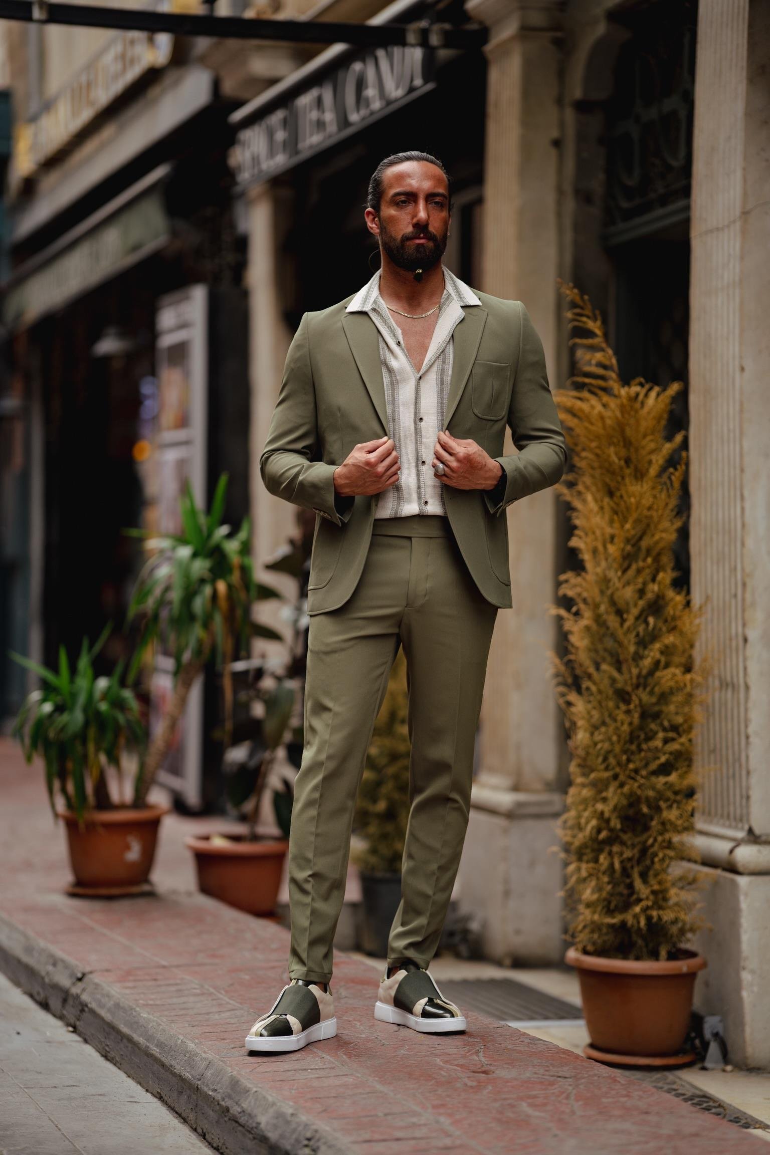 Mono Yaka Torba Cep Slim Fit Takım Elbise ürünü TAKIM ELBİSE kategorisinde sizleri bekliyor.
