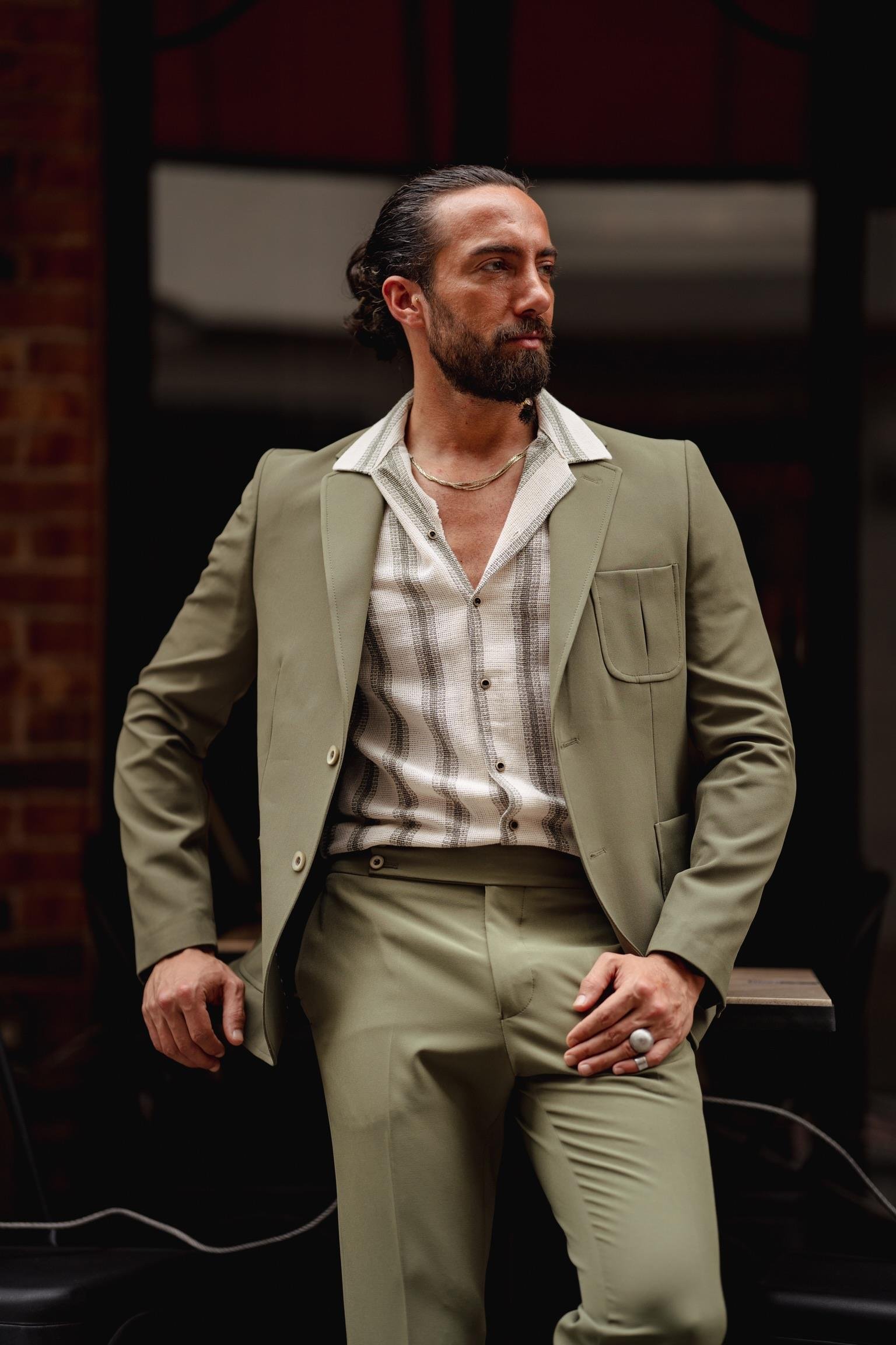 Mono Yaka Torba Cep Slim Fit Takım Elbise ürünü TAKIM ELBİSE kategorisinde sizleri bekliyor.