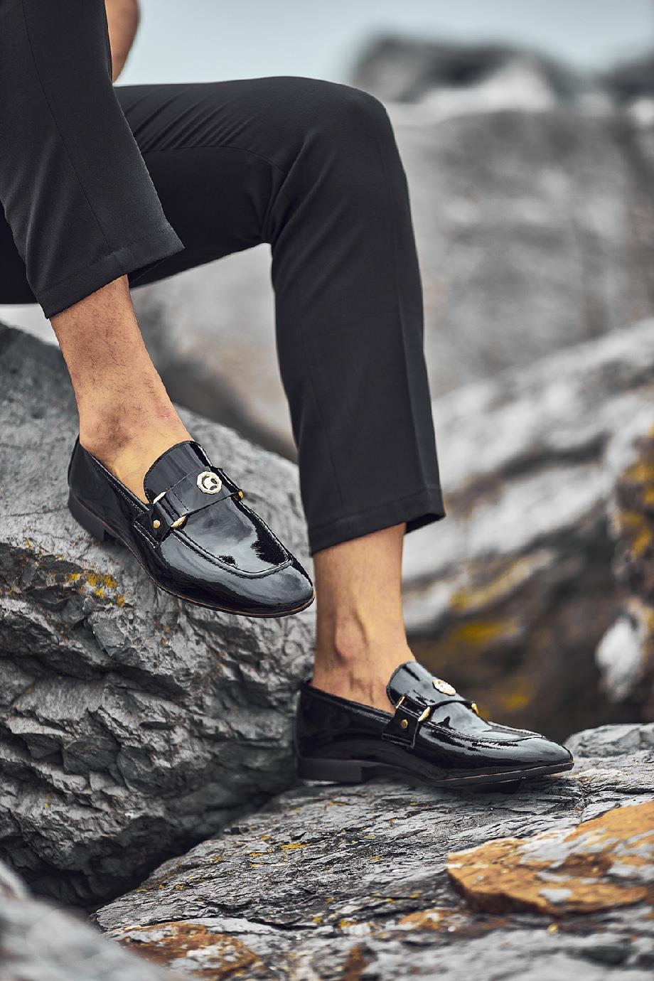 Neolit Taban Toka Detaylı Loafer SİYAH ürünü YENİ SEZON kategorisinde sizleri bekliyor.