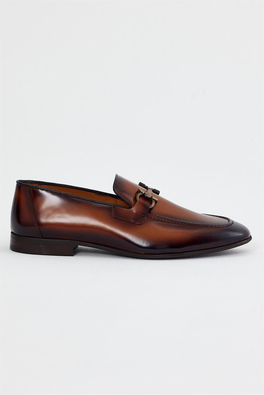 Özel Patina'lı Hakiki deri Loafer ürünü YENİ SEZON kategorisinde sizleri bekliyor.