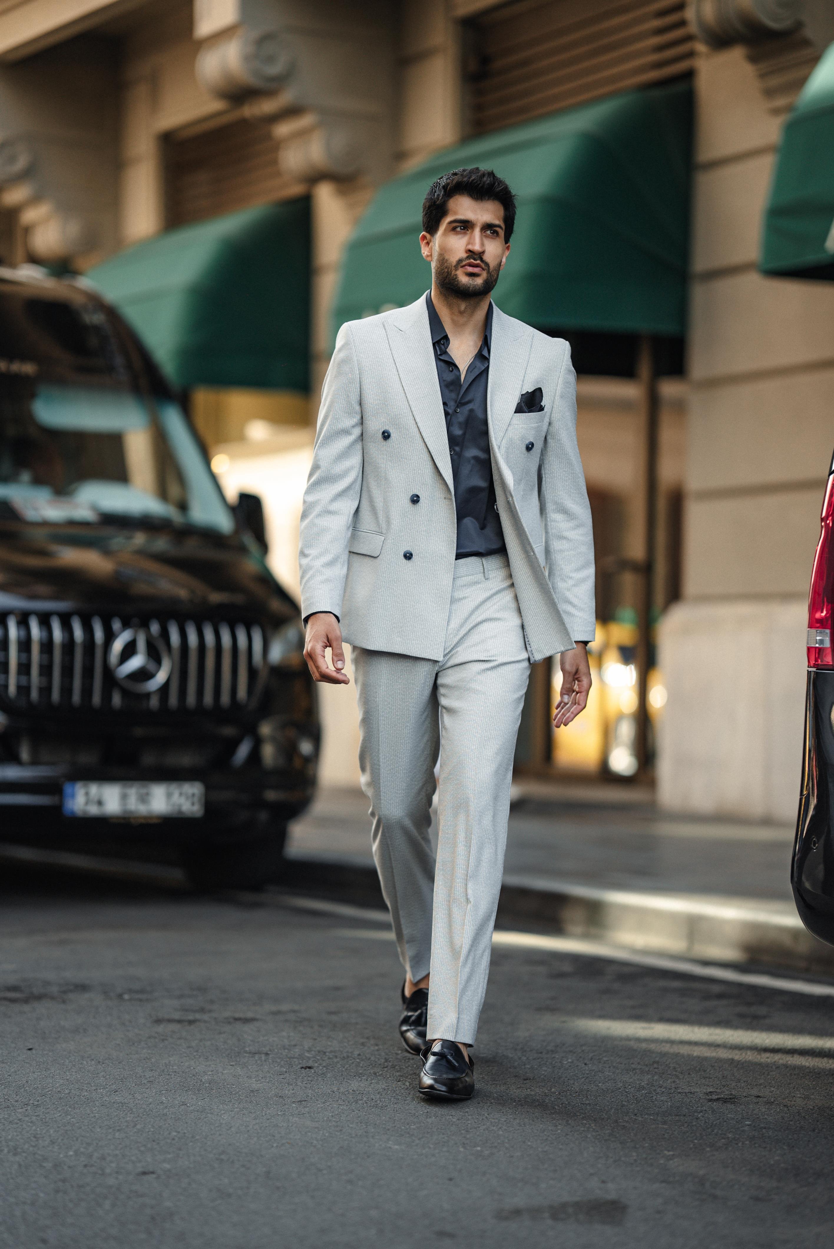 Özel Tasarım Çizgi Detaylı Kruvaze Takım Elbise ürünü SUIT kategorisinde sizleri bekliyor.