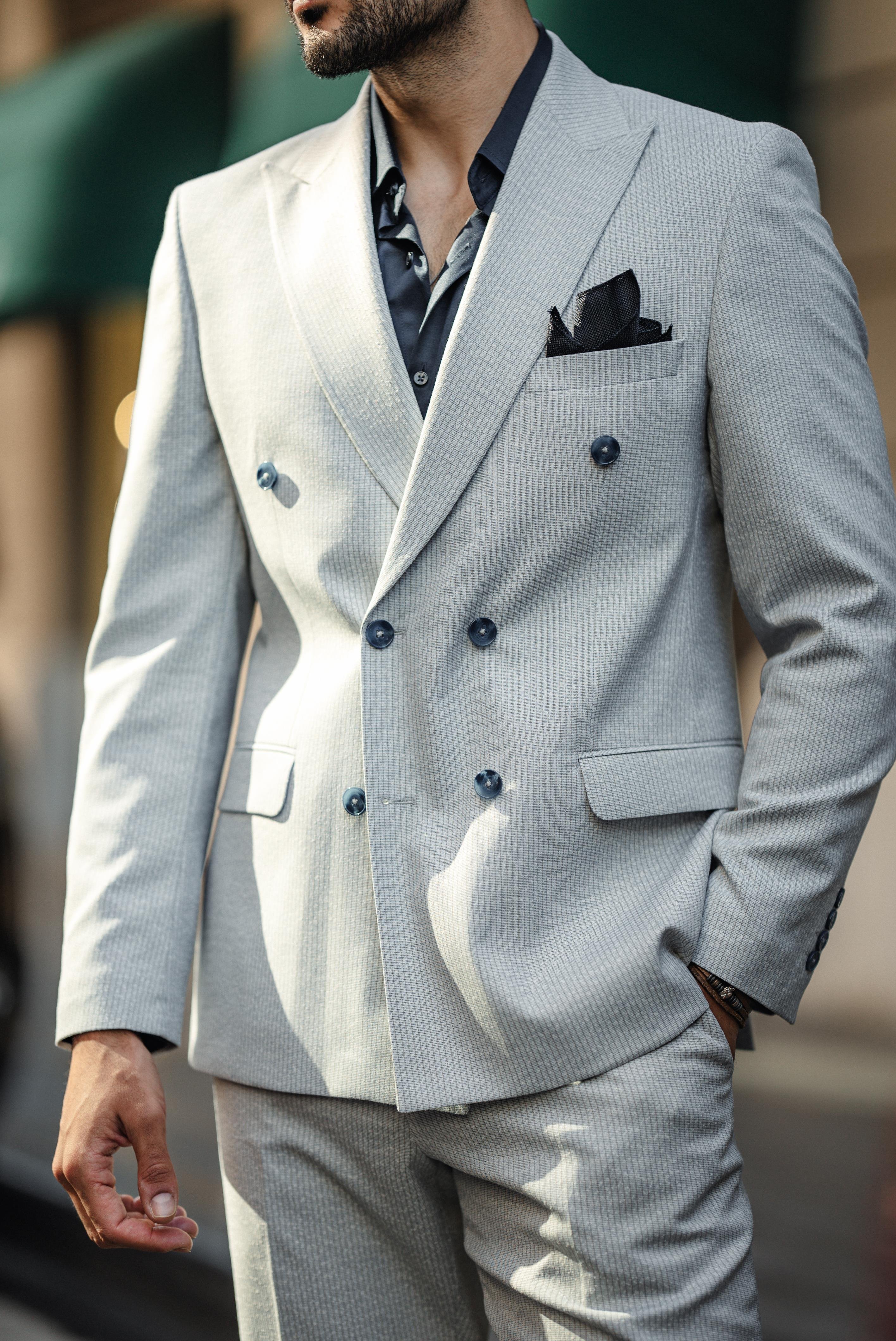 Özel Tasarım Çizgi Detaylı Kruvaze Takım Elbise ürünü SUIT kategorisinde sizleri bekliyor.