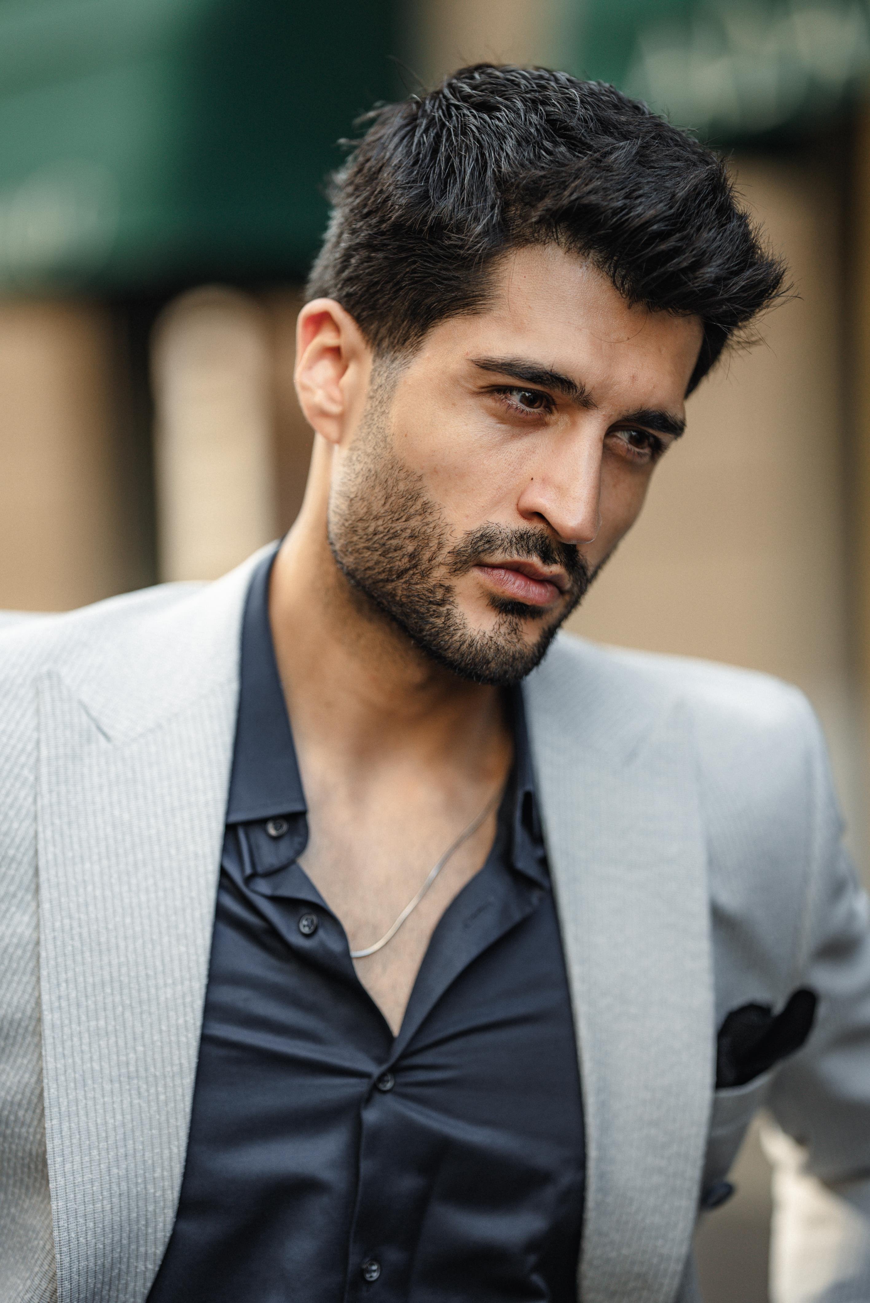 Özel Tasarım Çizgi Detaylı Kruvaze Takım Elbise ürünü SUIT kategorisinde sizleri bekliyor.