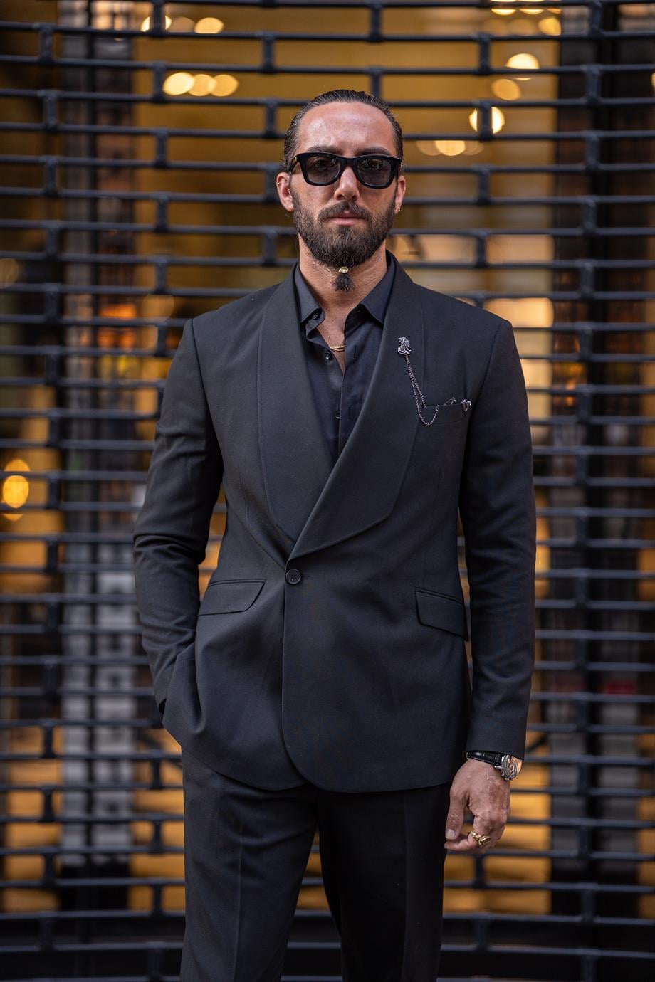 Özel Tasarım Geniş Yaka Tek Düğme Slim Fit Takım Elbise ürünü TAKIM ELBİSE kategorisinde sizleri bekliyor.