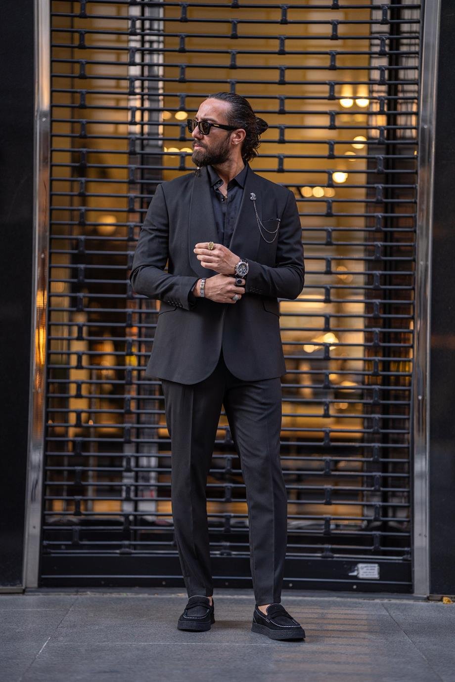 Özel Tasarım Geniş Yaka Tek Düğme Slim Fit Takım Elbise ürünü TAKIM ELBİSE kategorisinde sizleri bekliyor.