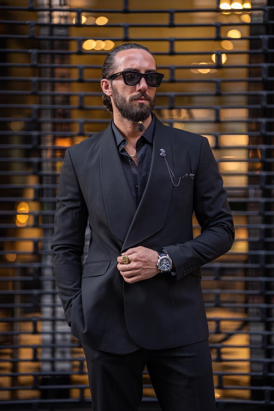 Özel Tasarım Geniş Yaka Tek Düğme Slim Fit Takım Elbise ürünü TAKIM ELBİSE kategorisinde sizleri bekliyor.