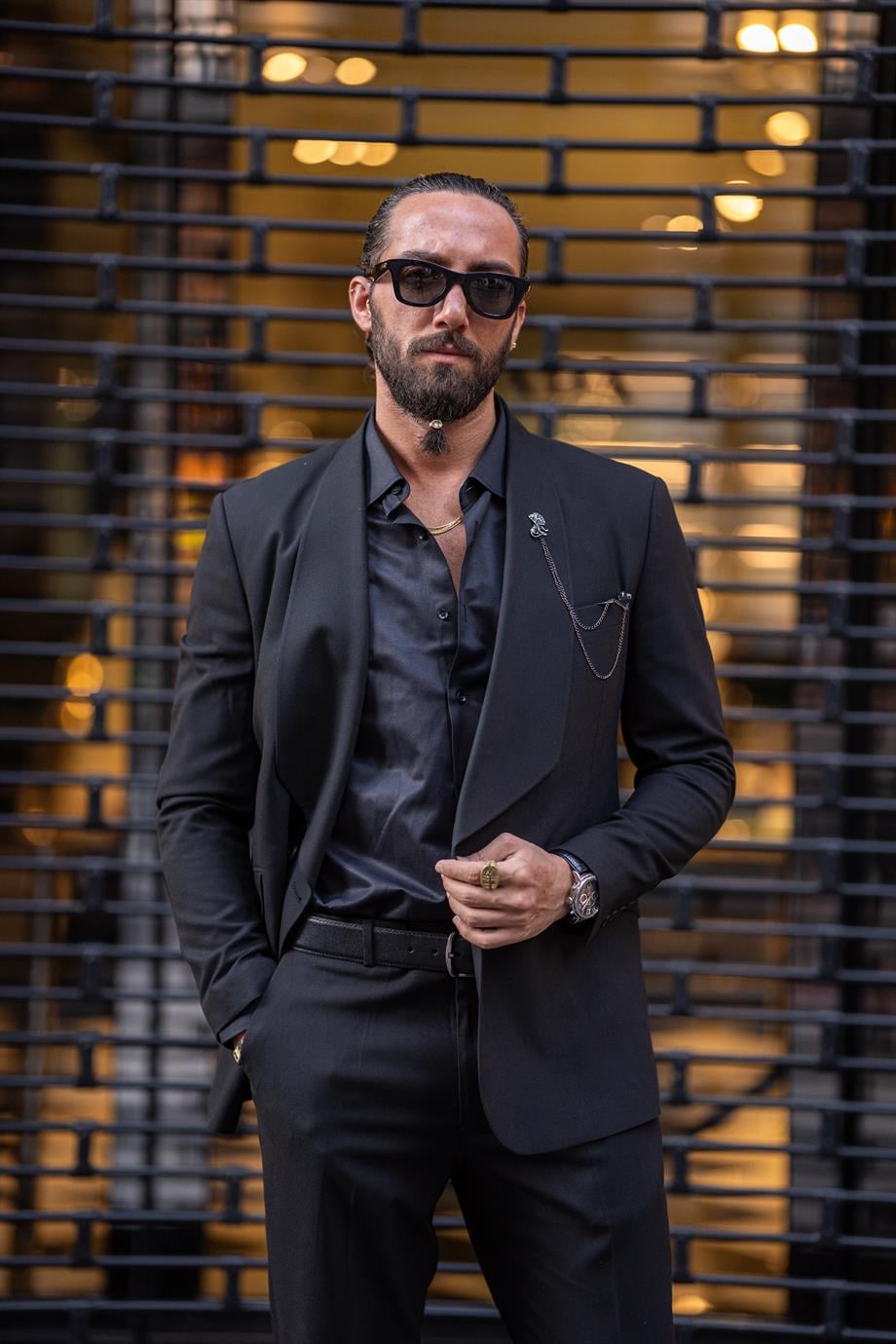 Özel Tasarım Geniş Yaka Tek Düğme Slim Fit Takım Elbise ürünü TAKIM ELBİSE kategorisinde sizleri bekliyor.