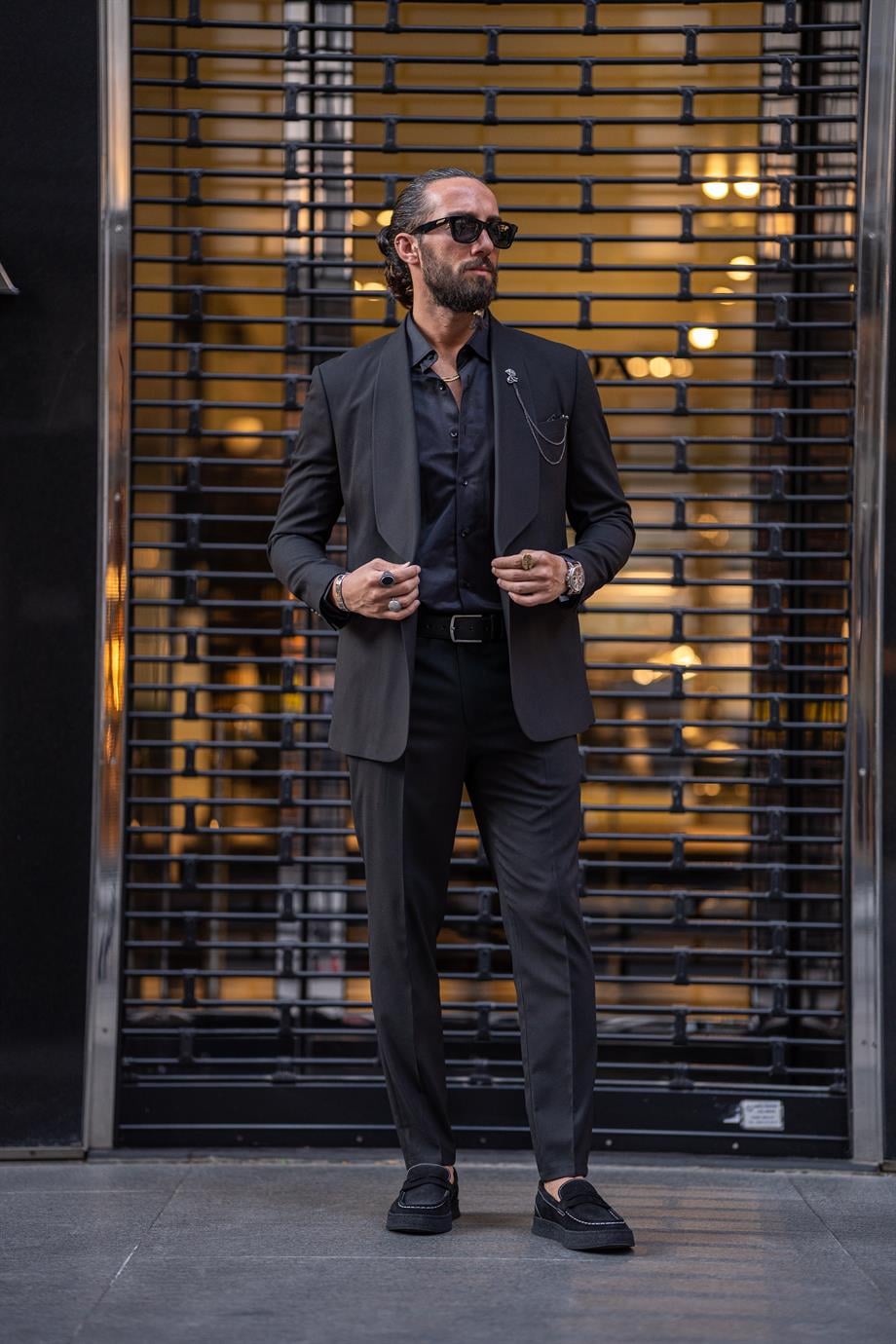 Özel Tasarım Geniş Yaka Tek Düğme Slim Fit Takım Elbise ürünü TAKIM ELBİSE kategorisinde sizleri bekliyor.