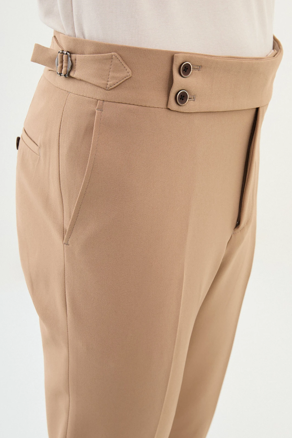 Özel Tasarım Kemer Detaylı Slim Fit Kumaş Pantolon Camel ürünü KUMAŞ PANTOLON kategorisinde sizleri bekliyor.