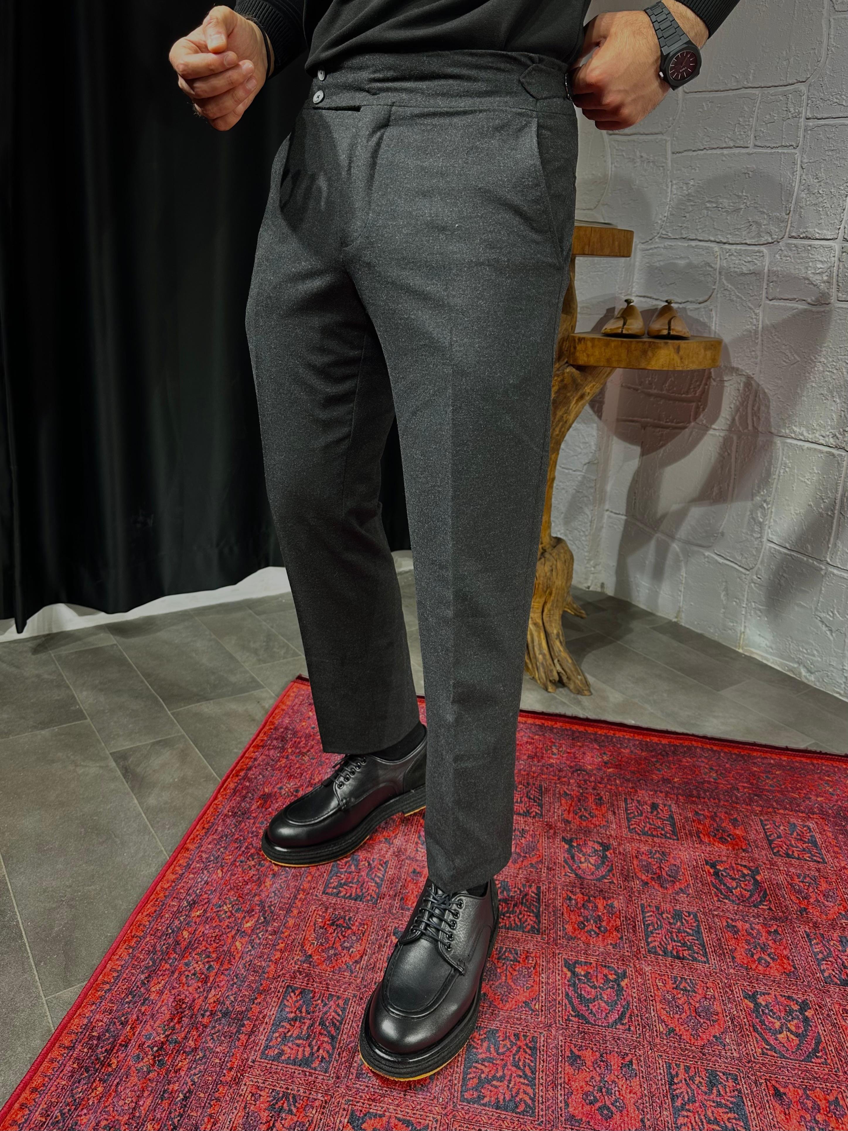 Özel Tasarım Kemer Detaylı Yün Kumaş Pantalon ürünü ALT GİYİM kategorisinde sizleri bekliyor.