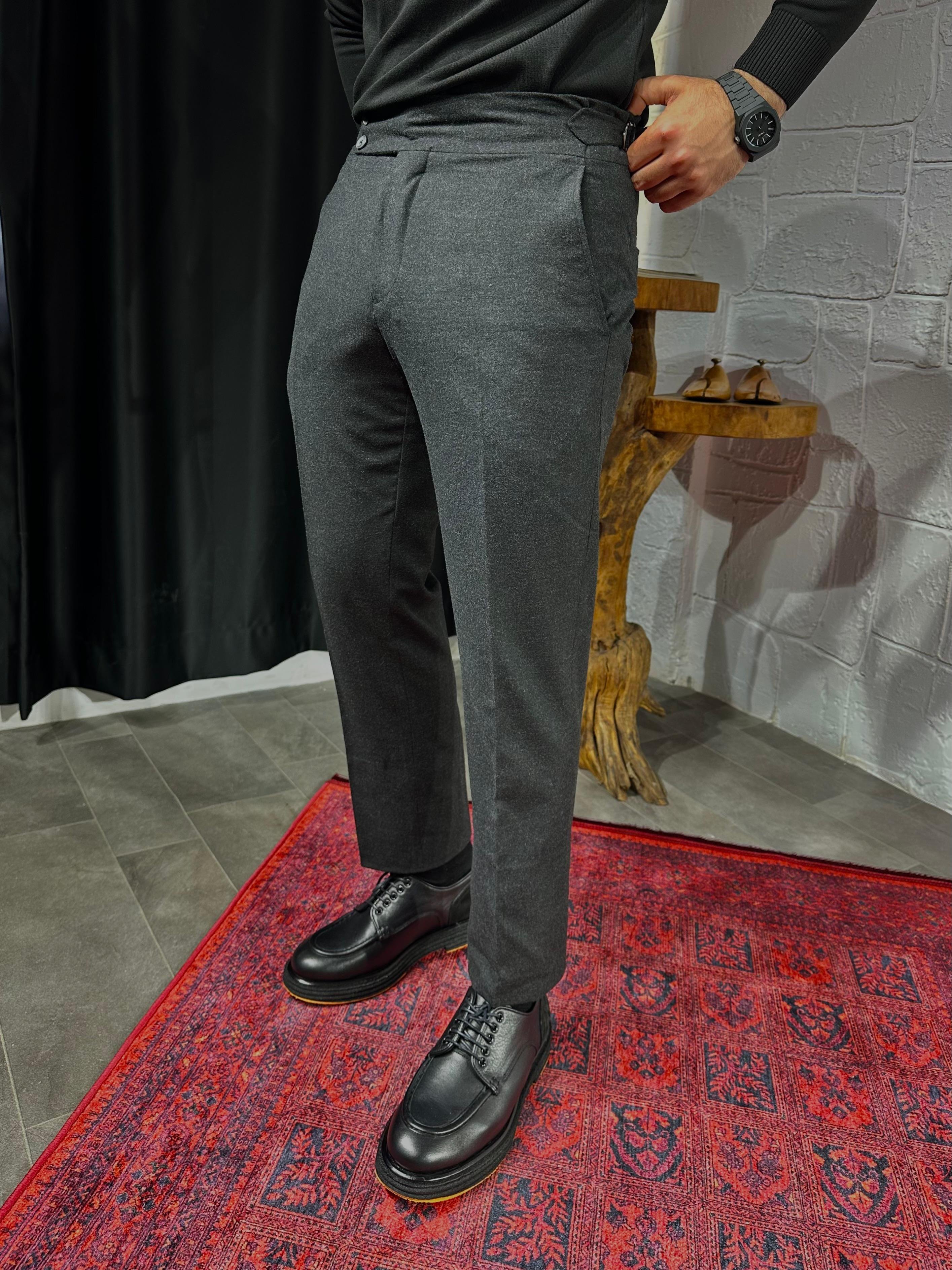 Özel Tasarım Kemer Detaylı Yün Kumaş Pantalon ürünü ALT GİYİM kategorisinde sizleri bekliyor.