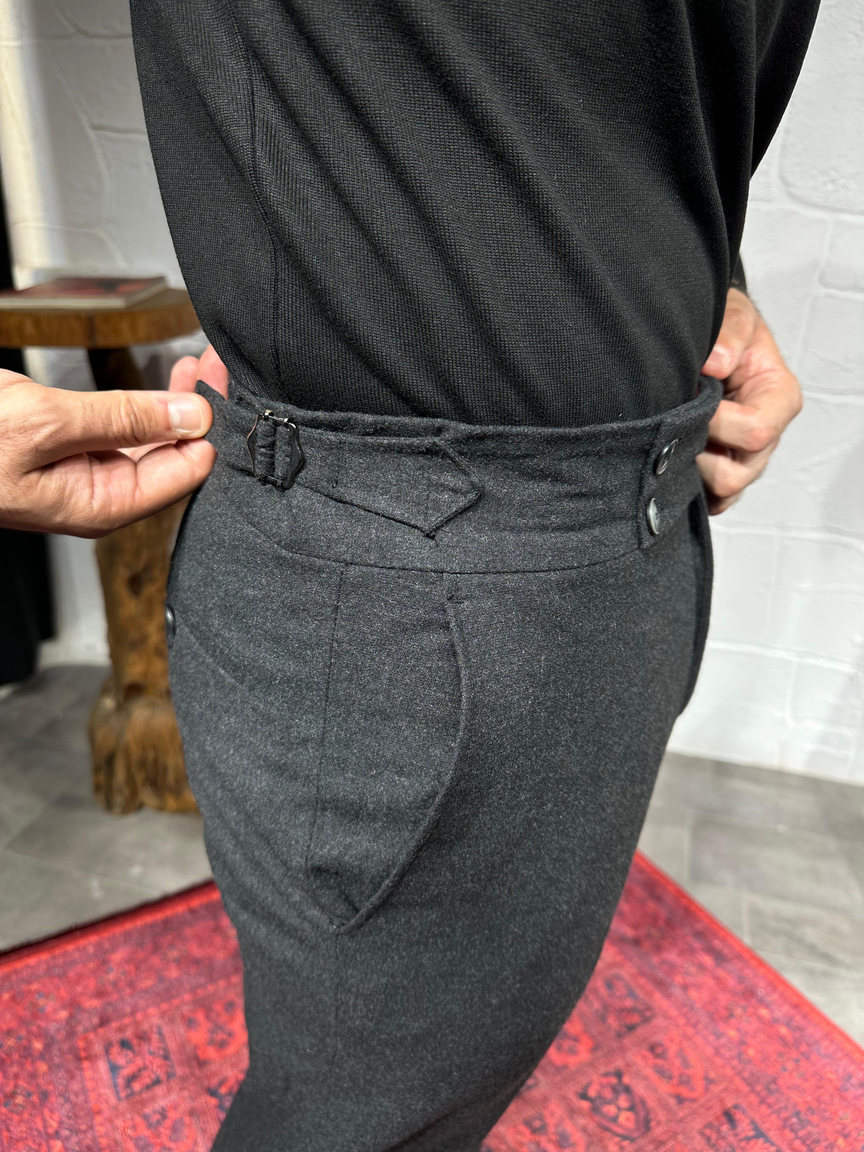 Özel Tasarım Kemer Detaylı Yün Kumaş Pantalon ürünü ALT GİYİM kategorisinde sizleri bekliyor.