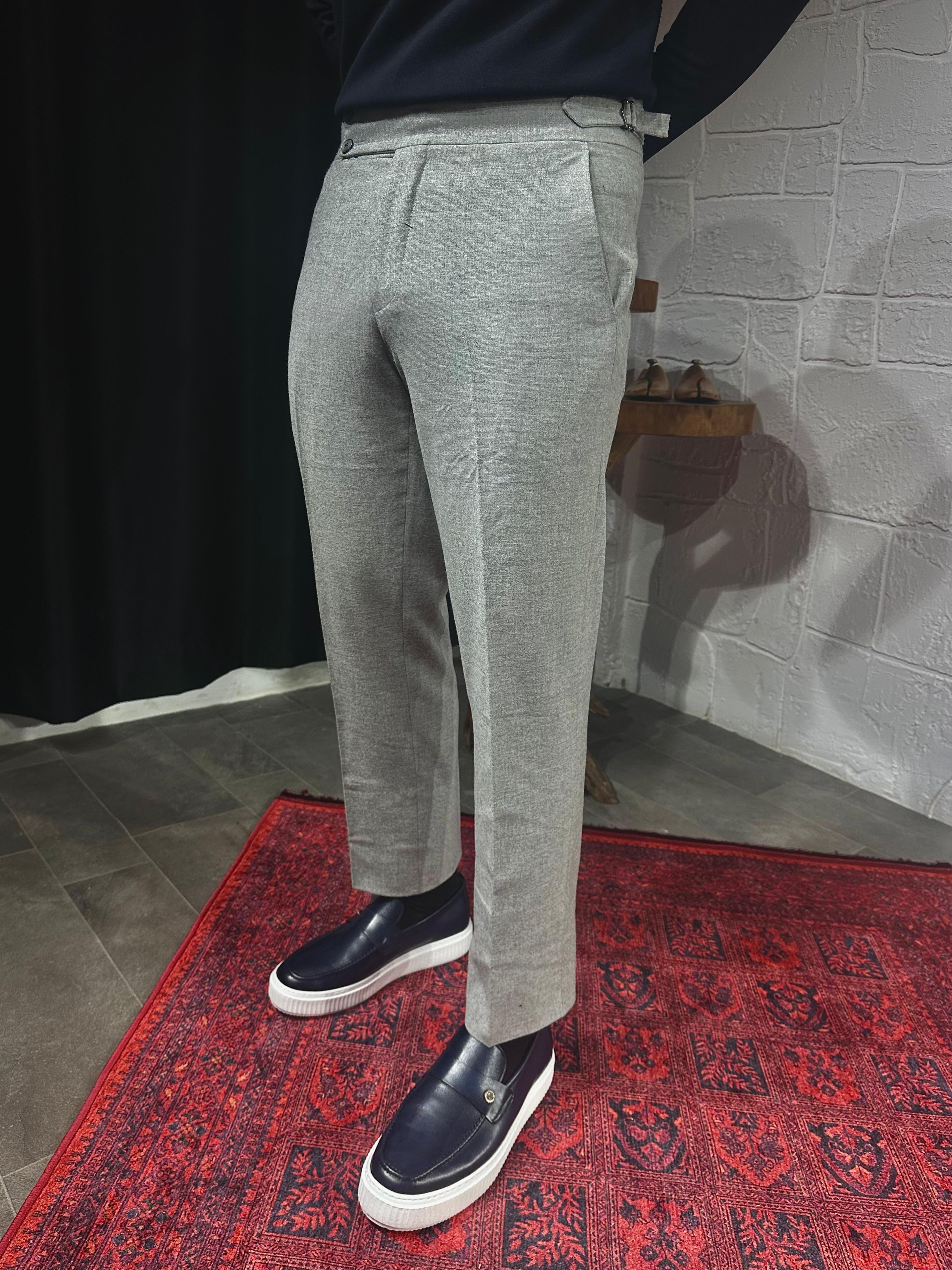 Özel Tasarım Kemer Detaylı Yün Kumaş Pantalon ürünü ALT GİYİM kategorisinde sizleri bekliyor.