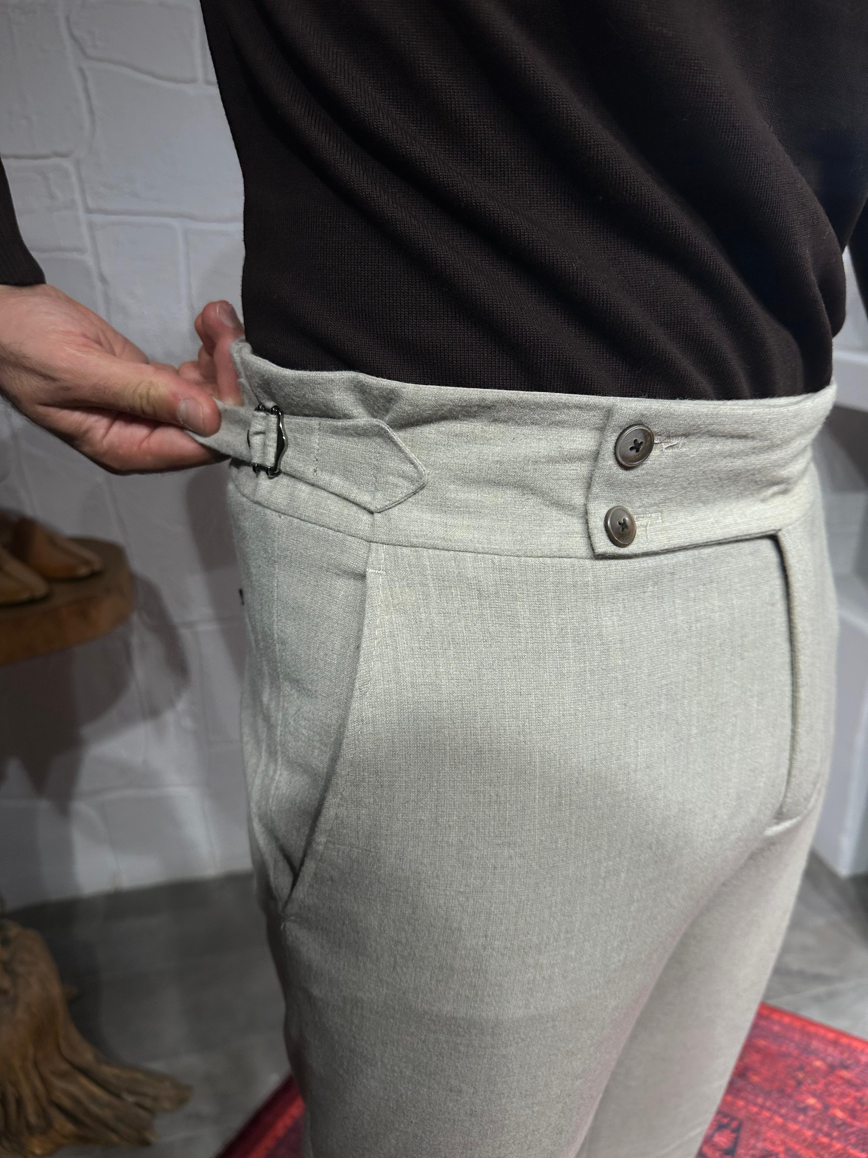 Özel Tasarım Kemer Detaylı Yün Kumaş Pantalon ürünü ALT GİYİM kategorisinde sizleri bekliyor.