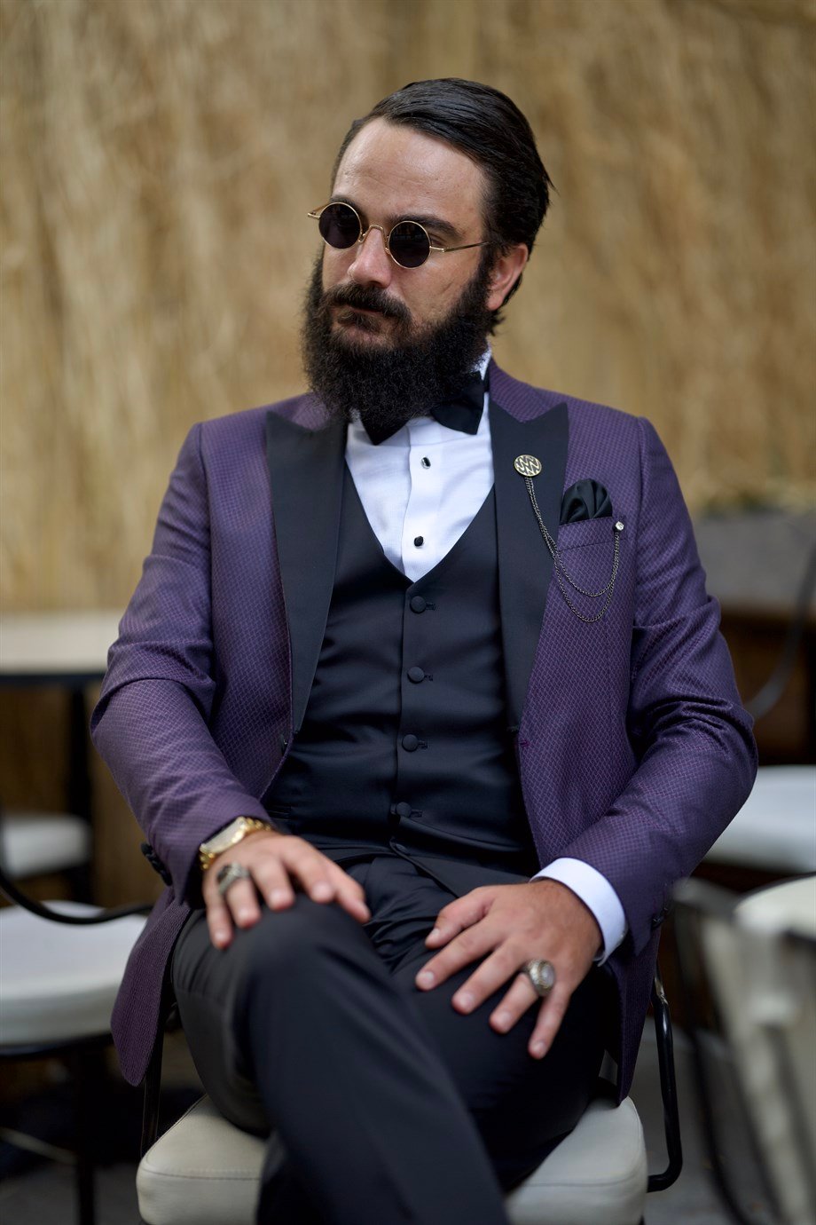 Özel Tasarım Kırlangıç Yaka Damatlık ürünü TAKIM ELBİSE kategorisinde sizleri bekliyor.