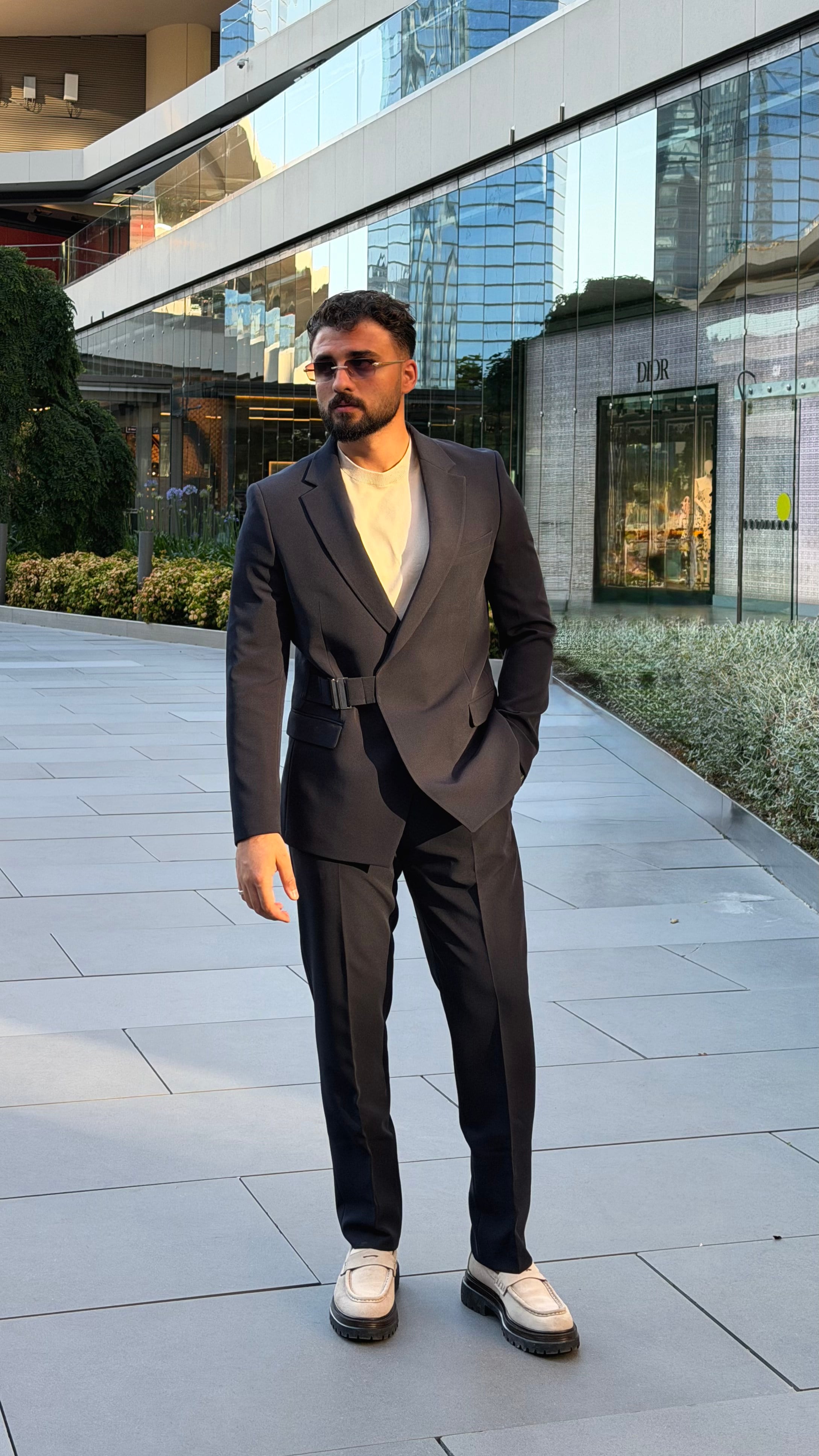 Özel Tasarım Toka Detaylı Mono Yaka Takım Elbise ürünü TAKIM ELBİSE kategorisinde sizleri bekliyor.