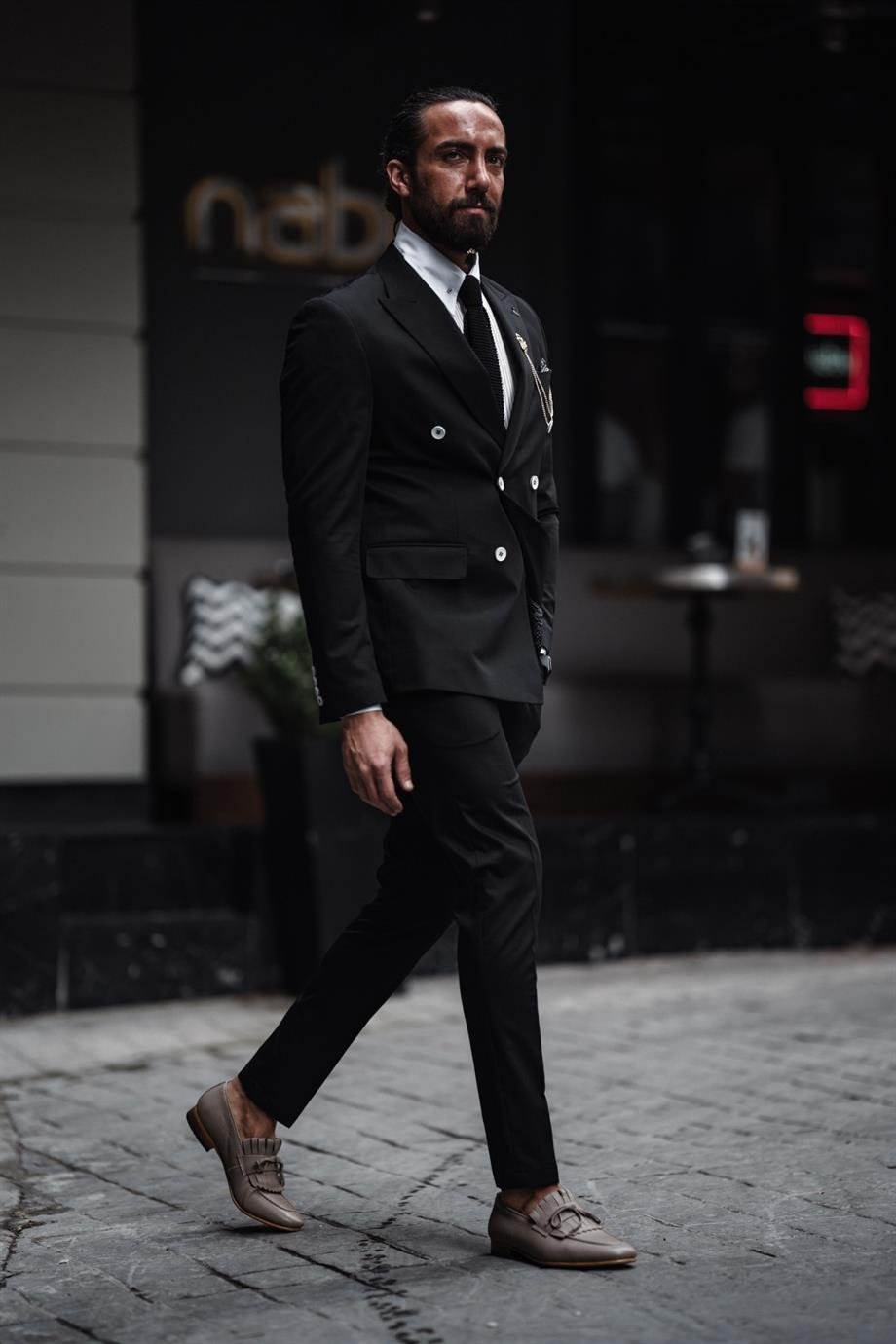 Sivri Yaka Kruvaze Slim Fit Takım Elbise ürünü TAKIM ELBİSE kategorisinde sizleri bekliyor.