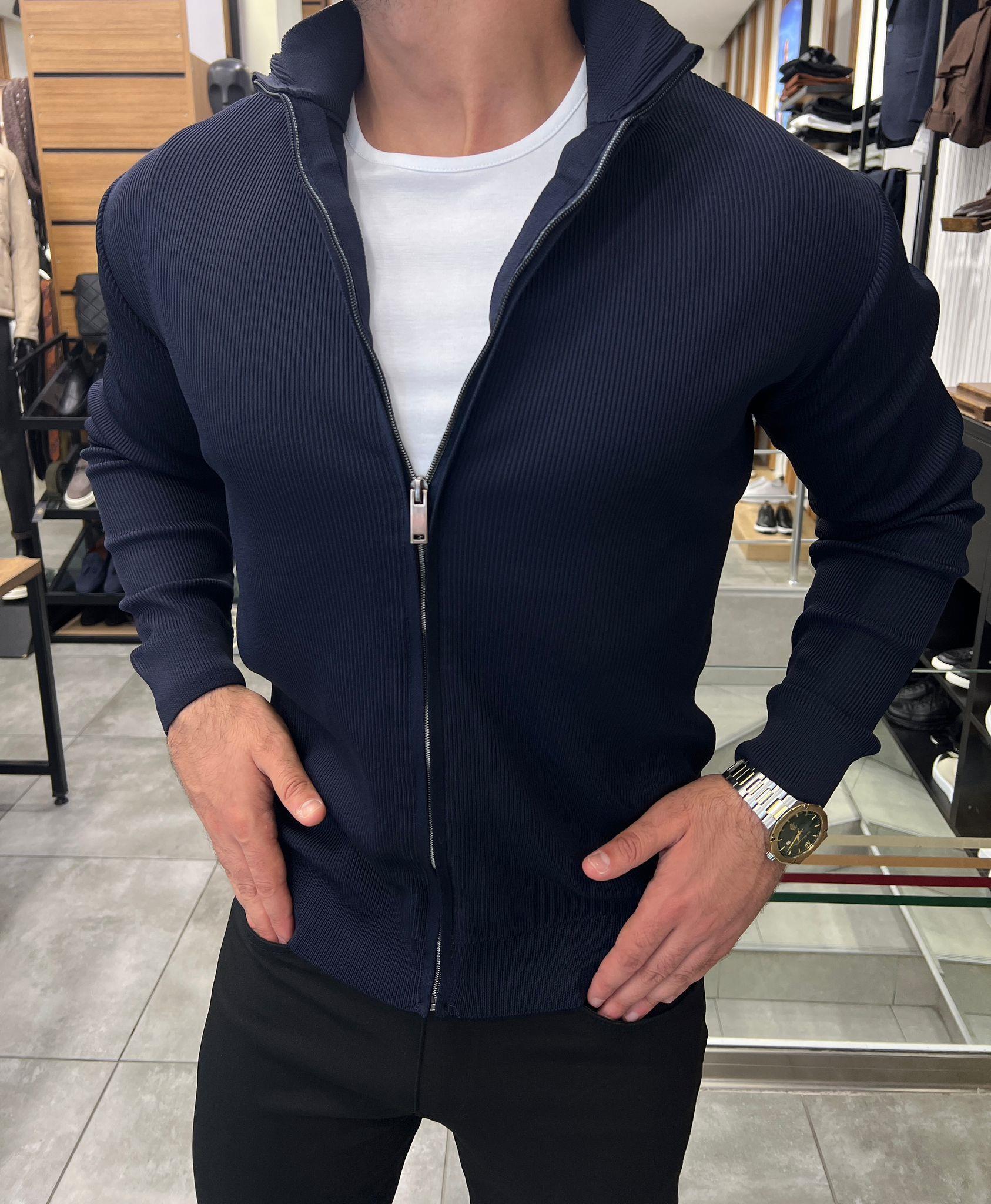 Slim Fit Fermuarlı Hırka ürünü AKSESUAR kategorisinde sizleri bekliyor.