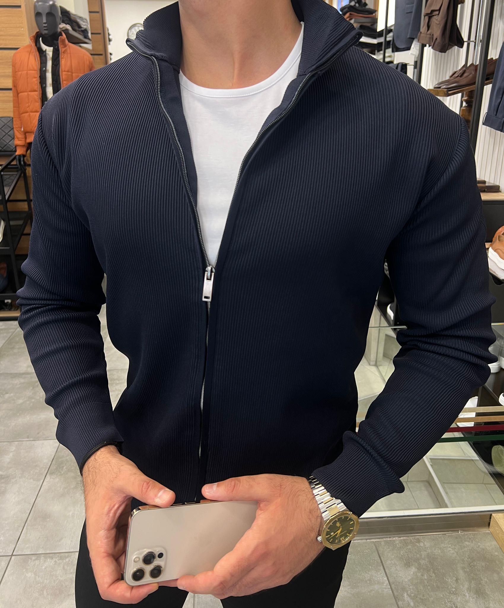 Slim Fit Fermuarlı Hırka ürünü AKSESUAR kategorisinde sizleri bekliyor.