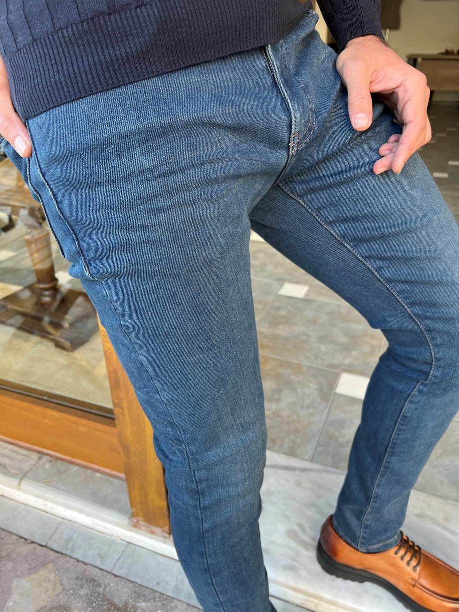 Taşlamalı Yan Cepli Slim Fit Kot Pantolon ürünü ALT GİYİM kategorisinde sizleri bekliyor.
