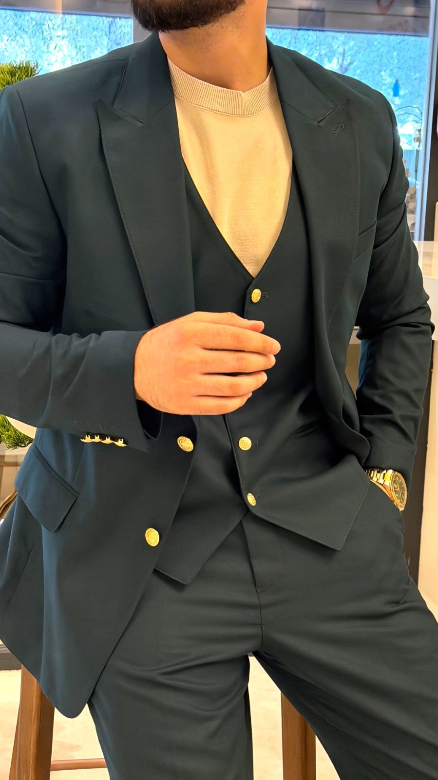 Yeni Sezon Özel Seri Gold Battal Detaylı Takım Elbise ZÜMRÜT ürünü TAKIM ELBİSE kategorisinde sizleri bekliyor.