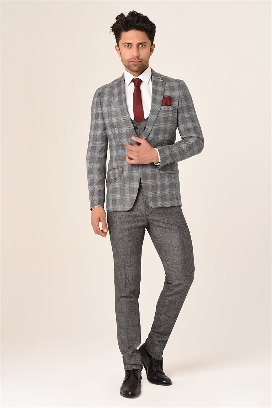 Gri  Bordo Ekose Yelekli Sivri Yaka  Kombin Takım Elbise Slim Fit | AgustiniTAKIM ELBİSEAGUSTİNİYtk1311AGUSTİNİGri  Bordo Ekose Yelekli Sivri Yaka  Kombin Takım Elbise Slim Fit | Agustini