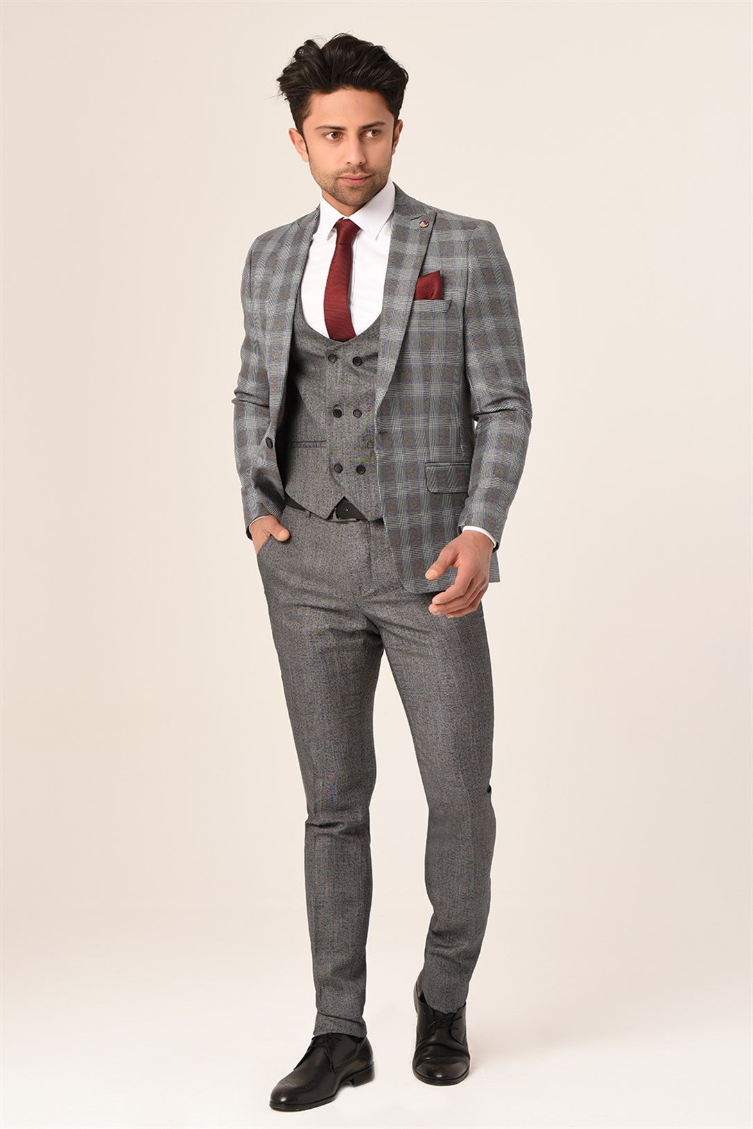 Gri  Bordo Ekose Yelekli Sivri Yaka  Kombin Takım Elbise Slim Fit | AgustiniTAKIM ELBİSEAGUSTİNİYtk1311AGUSTİNİGri  Bordo Ekose Yelekli Sivri Yaka  Kombin Takım Elbise Slim Fit | Agustini