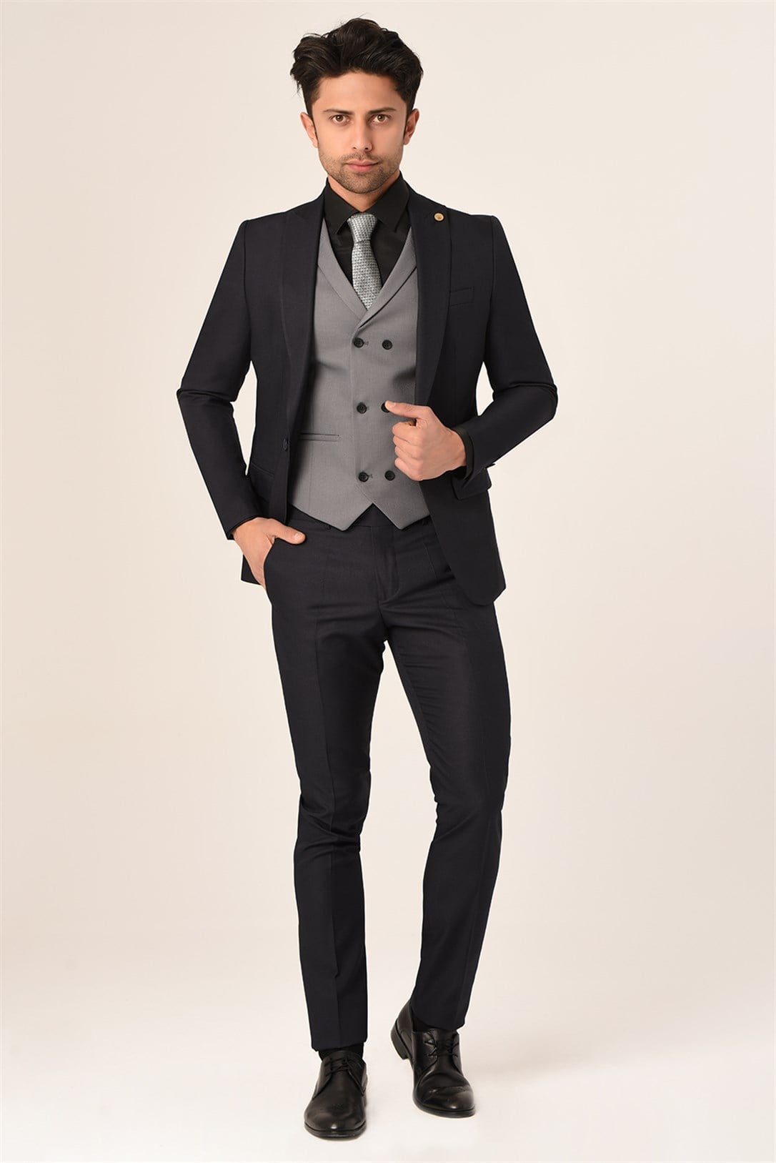 Siyah Gri Yelekli Sivri Yaka  Kombin Takım Elbise Slim Fit | AgustiniTAKIM ELBİSEAGUSTİNİYtk1313AGUSTİNİSiyah Gri Yelekli Sivri Yaka  Kombin Takım Elbise Slim Fit | Agustini