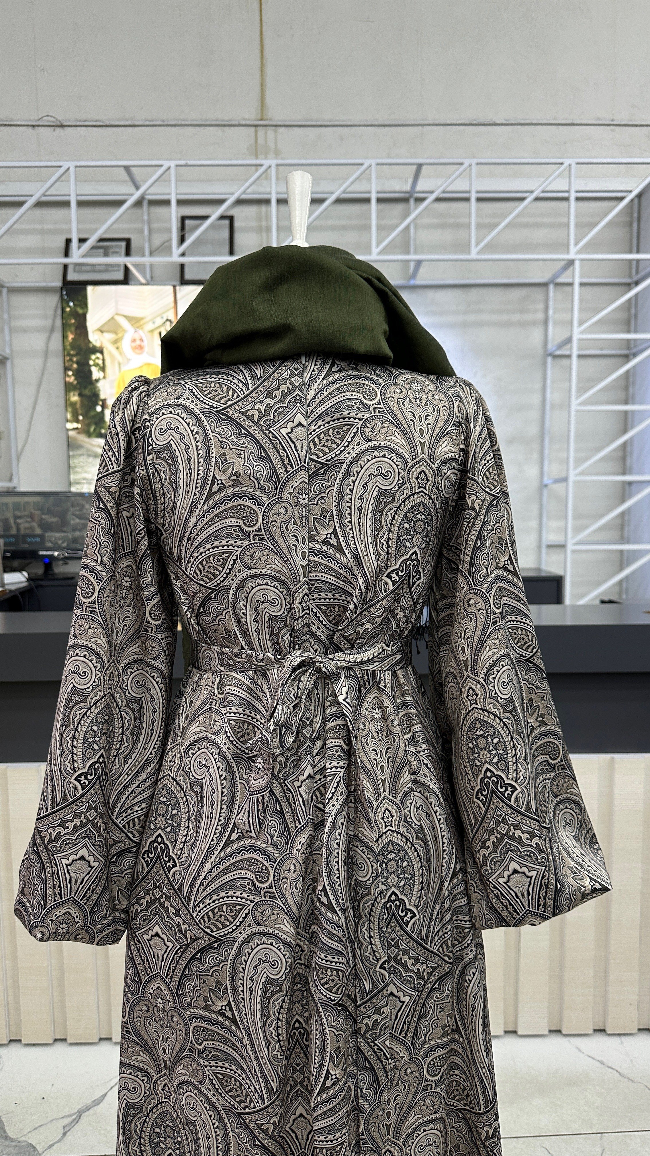 Şal Desen Saten Elbise Gri-YeşilDubaiShowroomELBİSELER01197