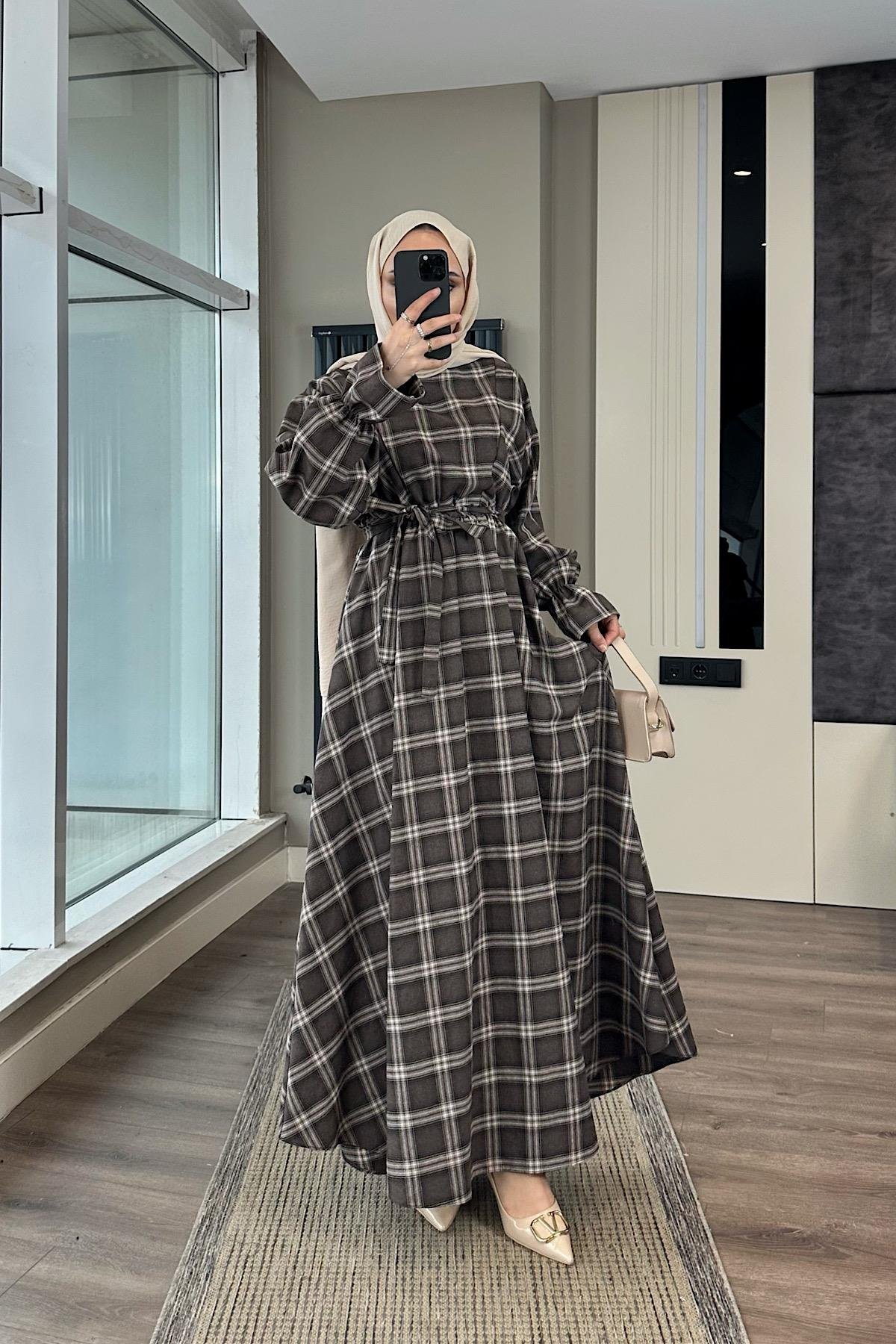 Ekose Desen Elbise KahverengiDubaiShowroomELBİSELER01180