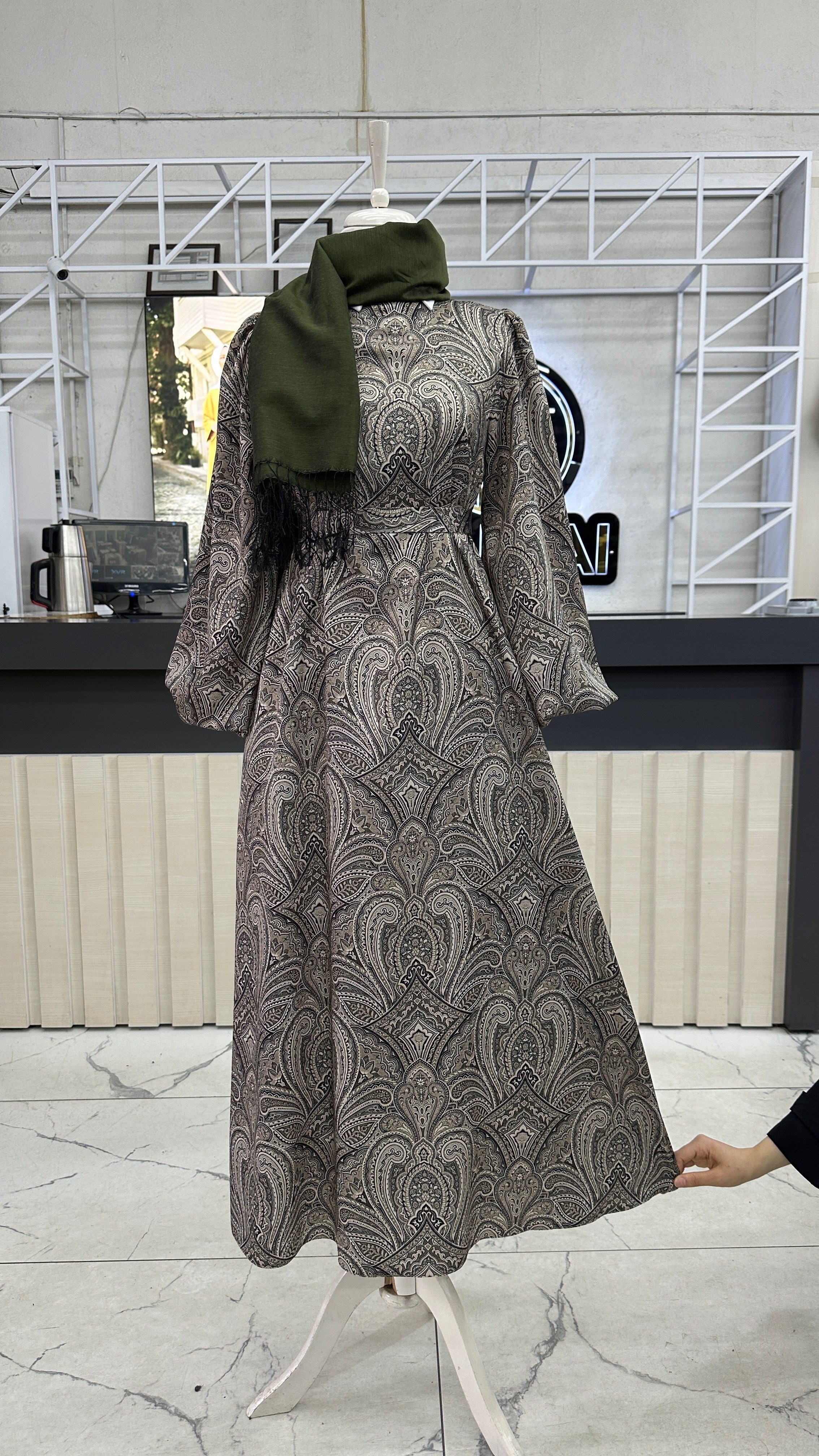 Şal Desen Saten Elbise Gri-YeşilDubaiShowroomELBİSELER01197