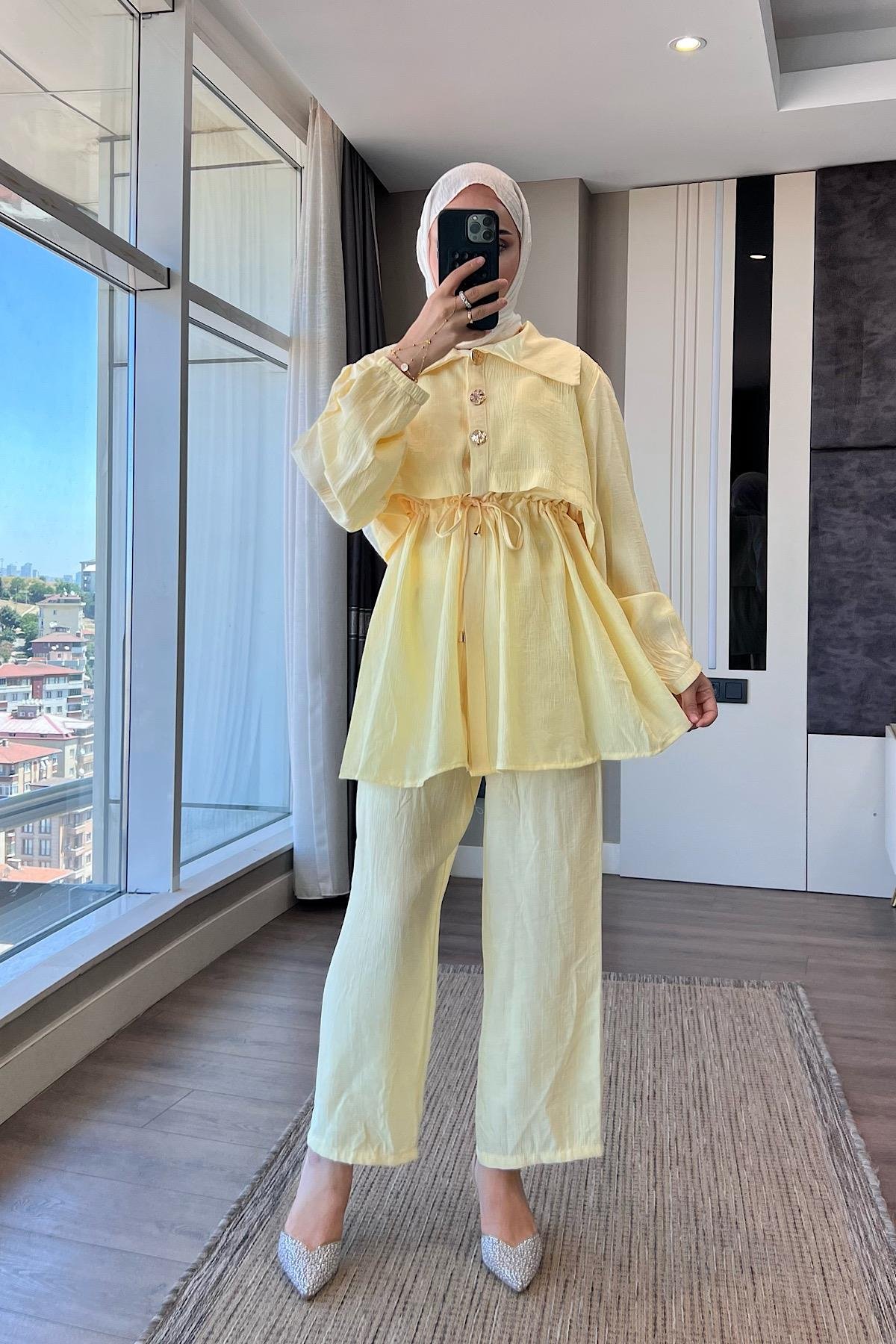 Belden bağlamalı Gold düğmeli takım SarıDubaiShowroomTAKIM09879