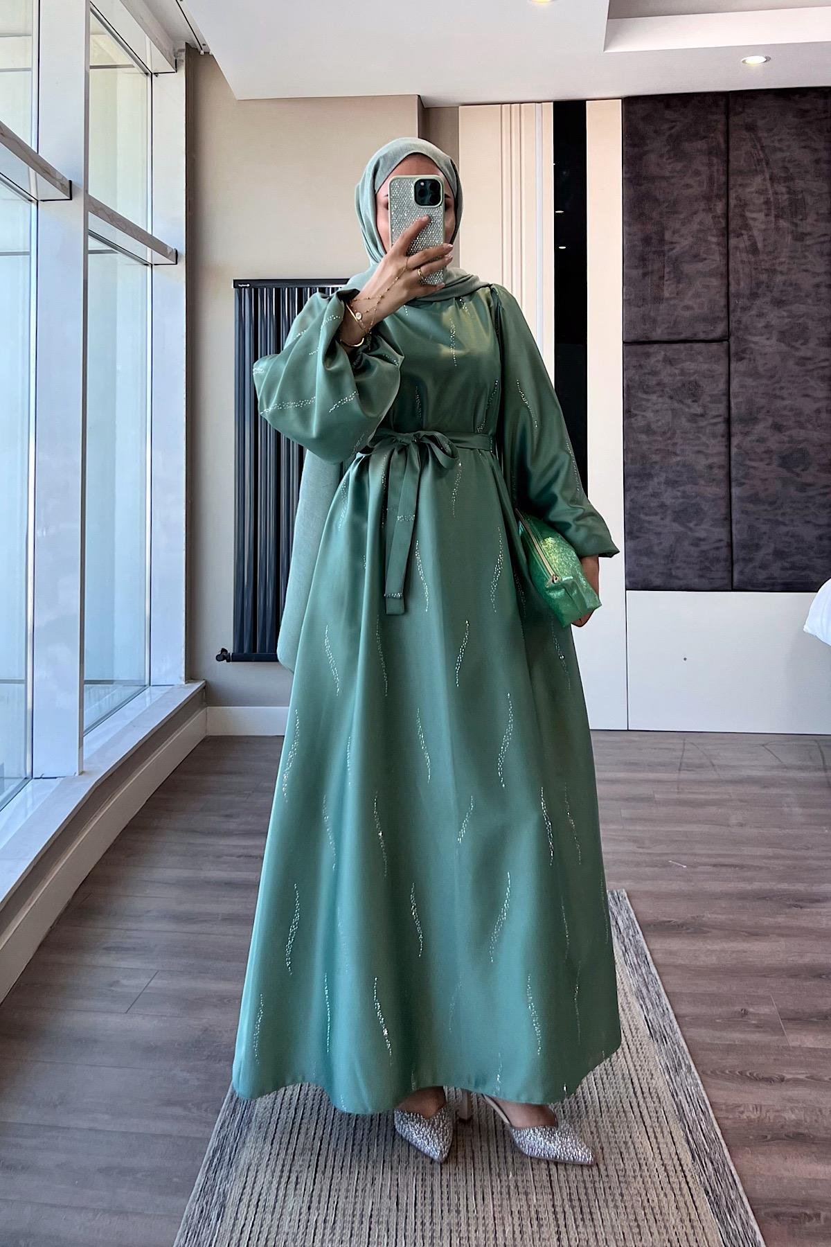 Üzeri Taş Detay Saten Elbise YeşilDubaiShowroomELBİSELER01146-YŞL