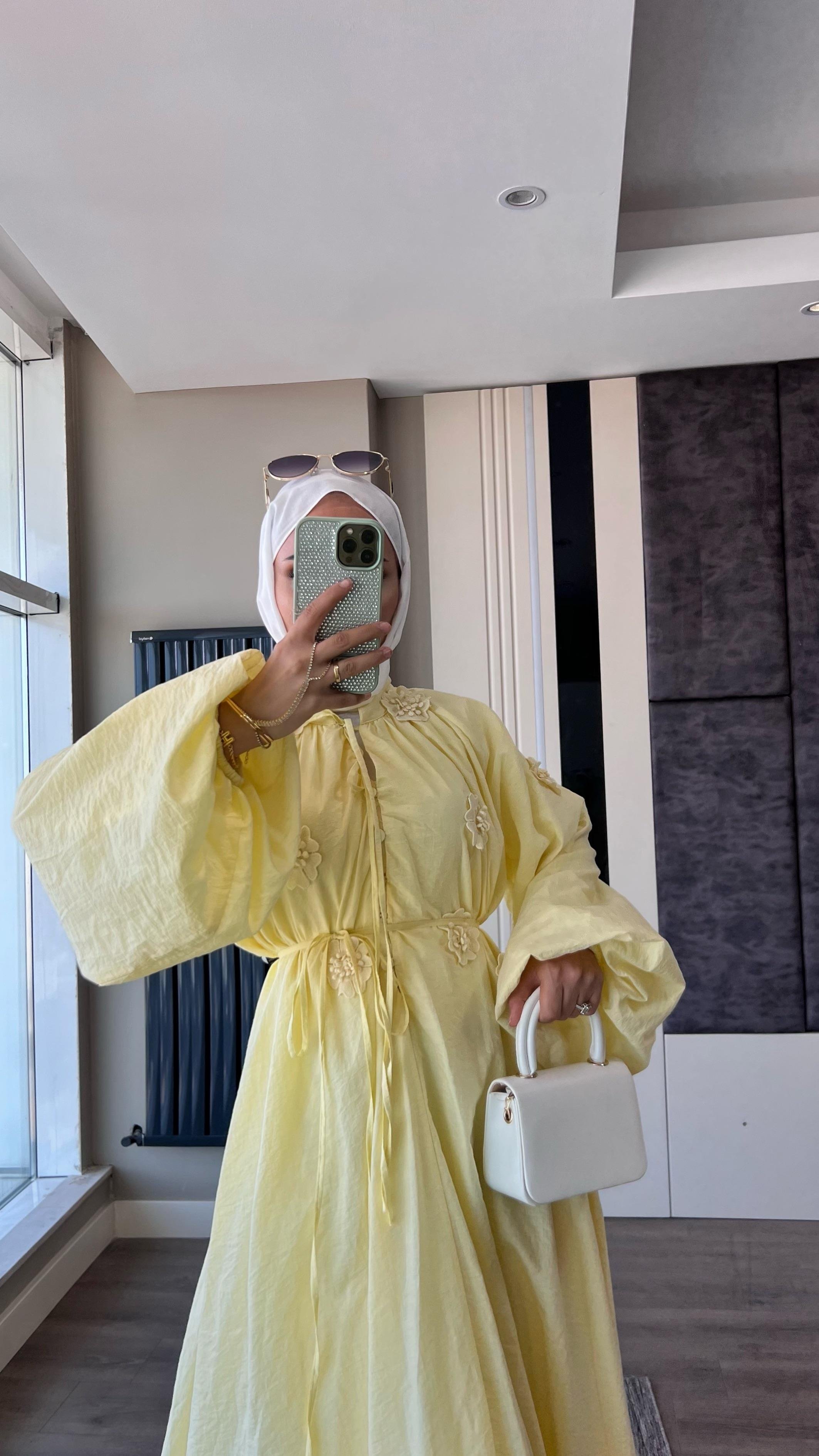 Çiçek Aksesuarlı Müslin Elbise SarıDubaiShowroomELBİSELER01842