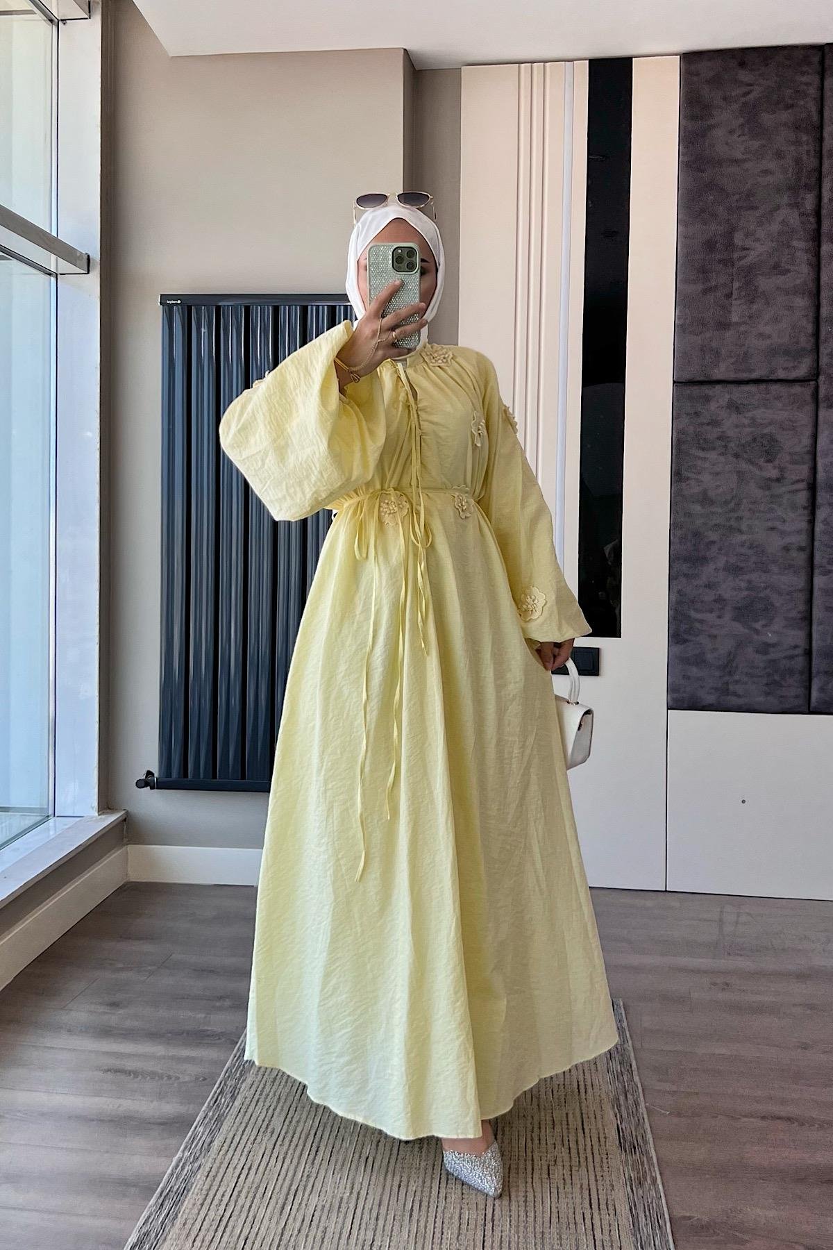 Çiçek Aksesuarlı Müslin Elbise SarıDubaiShowroomELBİSELER01842