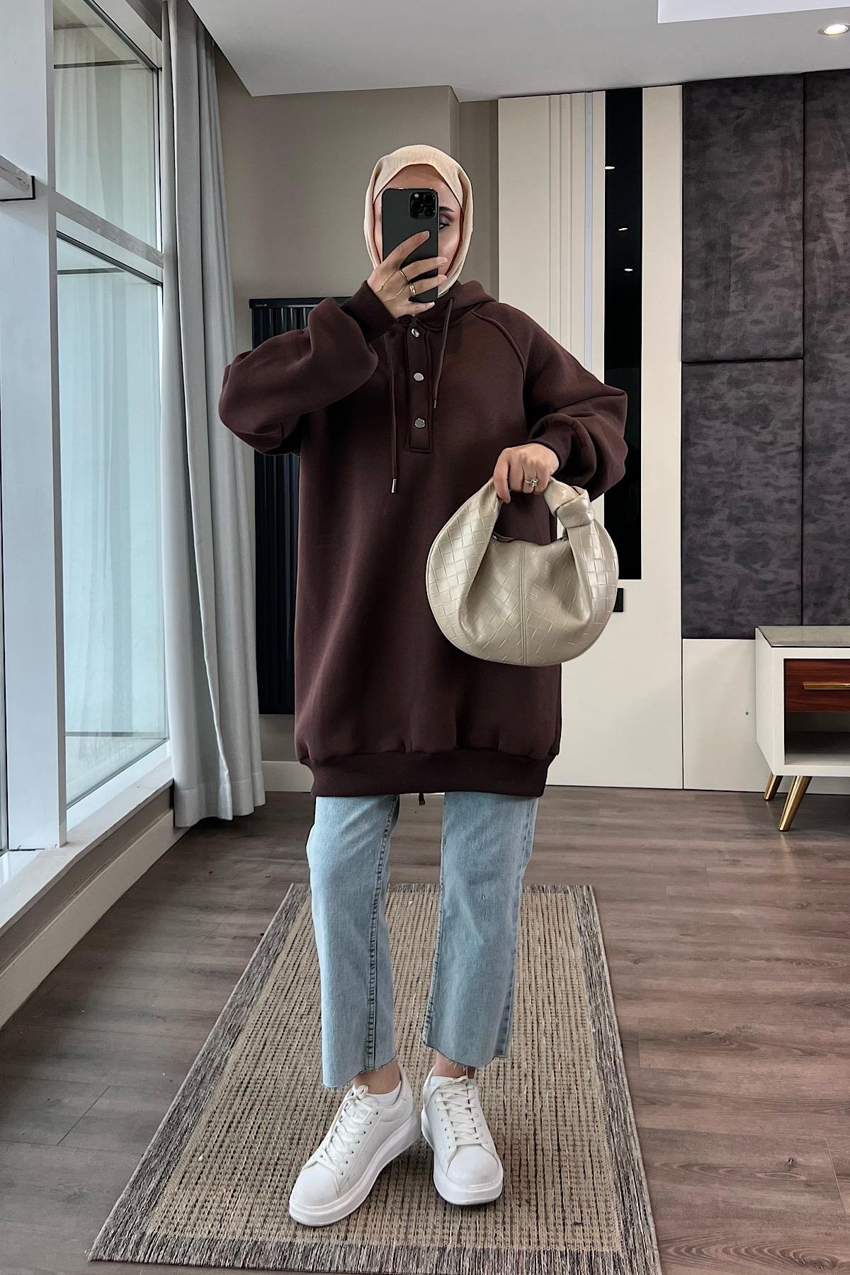 Yakası çıtçıt detaylı sweat KahverengiDubaiShowroomÜST GİYİM39372