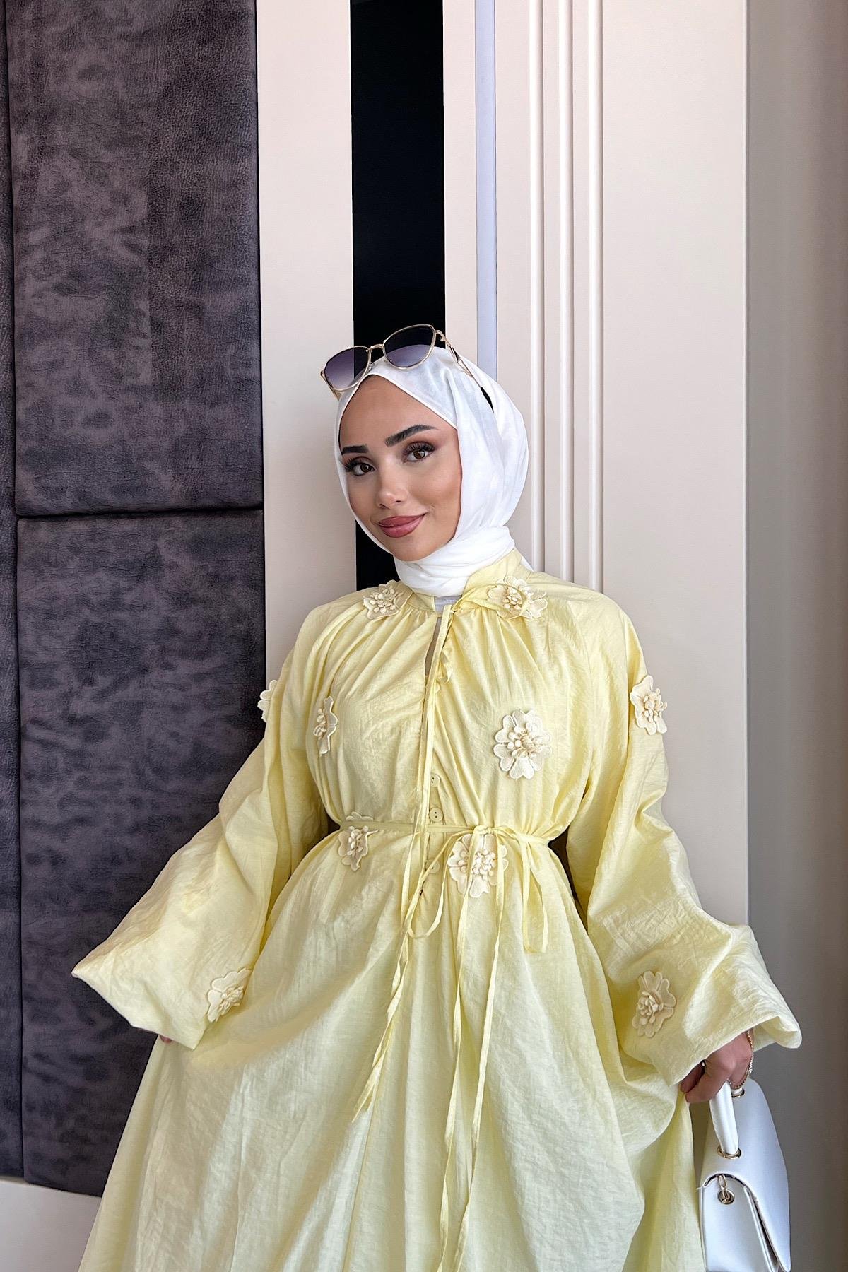 Çiçek Aksesuarlı Müslin Elbise SarıDubaiShowroomELBİSELER01842