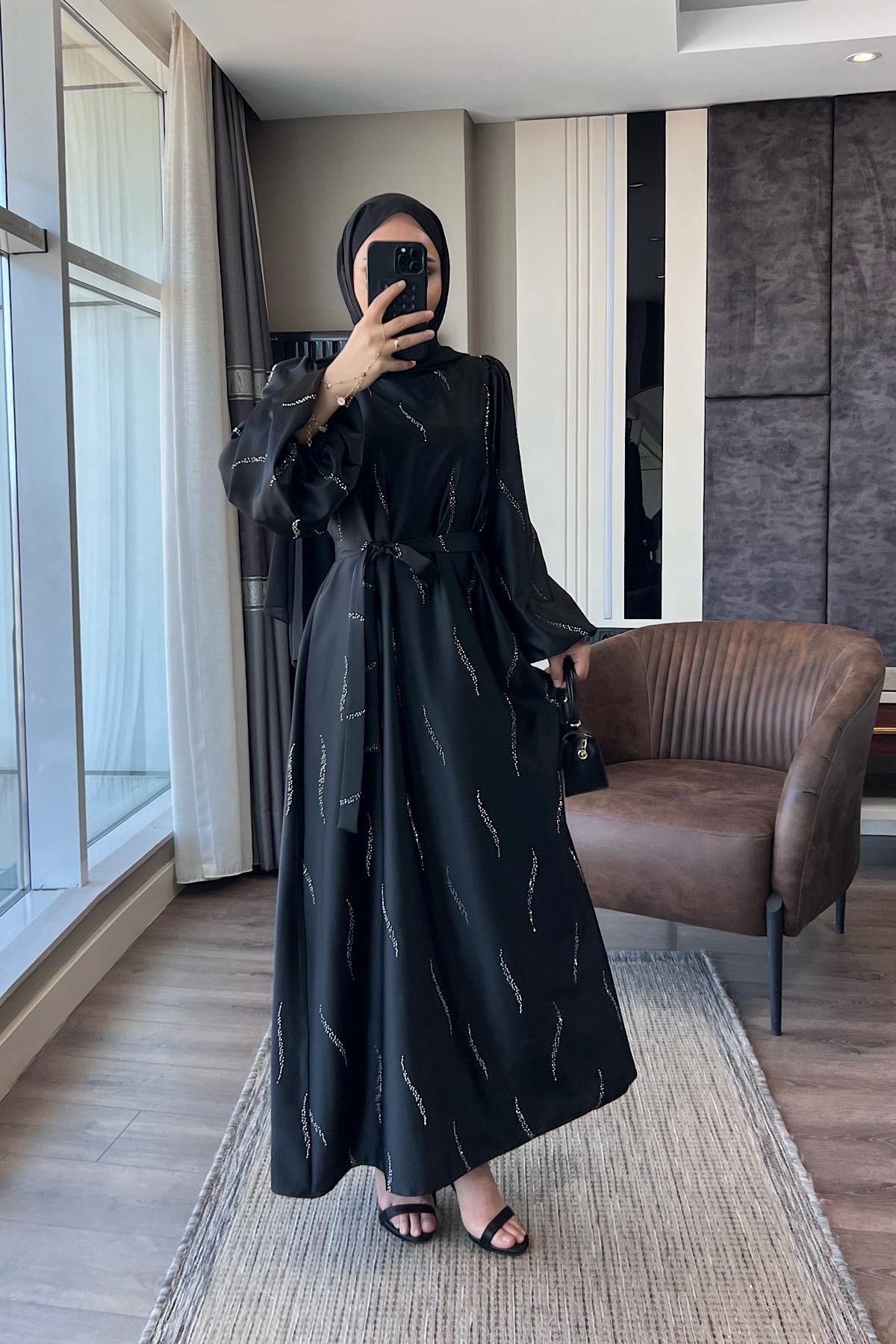 Üzeri Taş Detay Saten Elbise SiyahDubaiShowroomELBİSELER01146