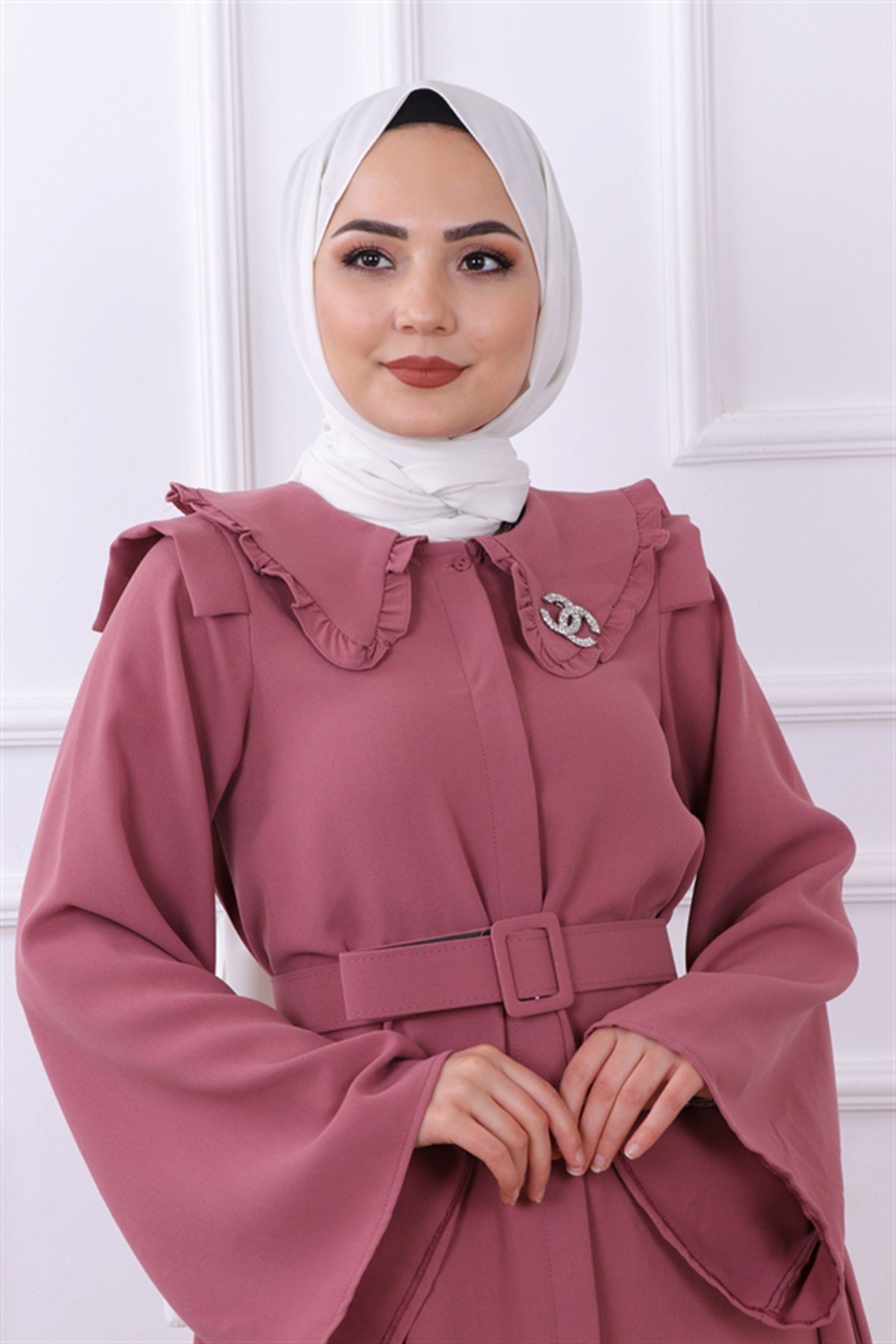 Bronş detaylı elbise 