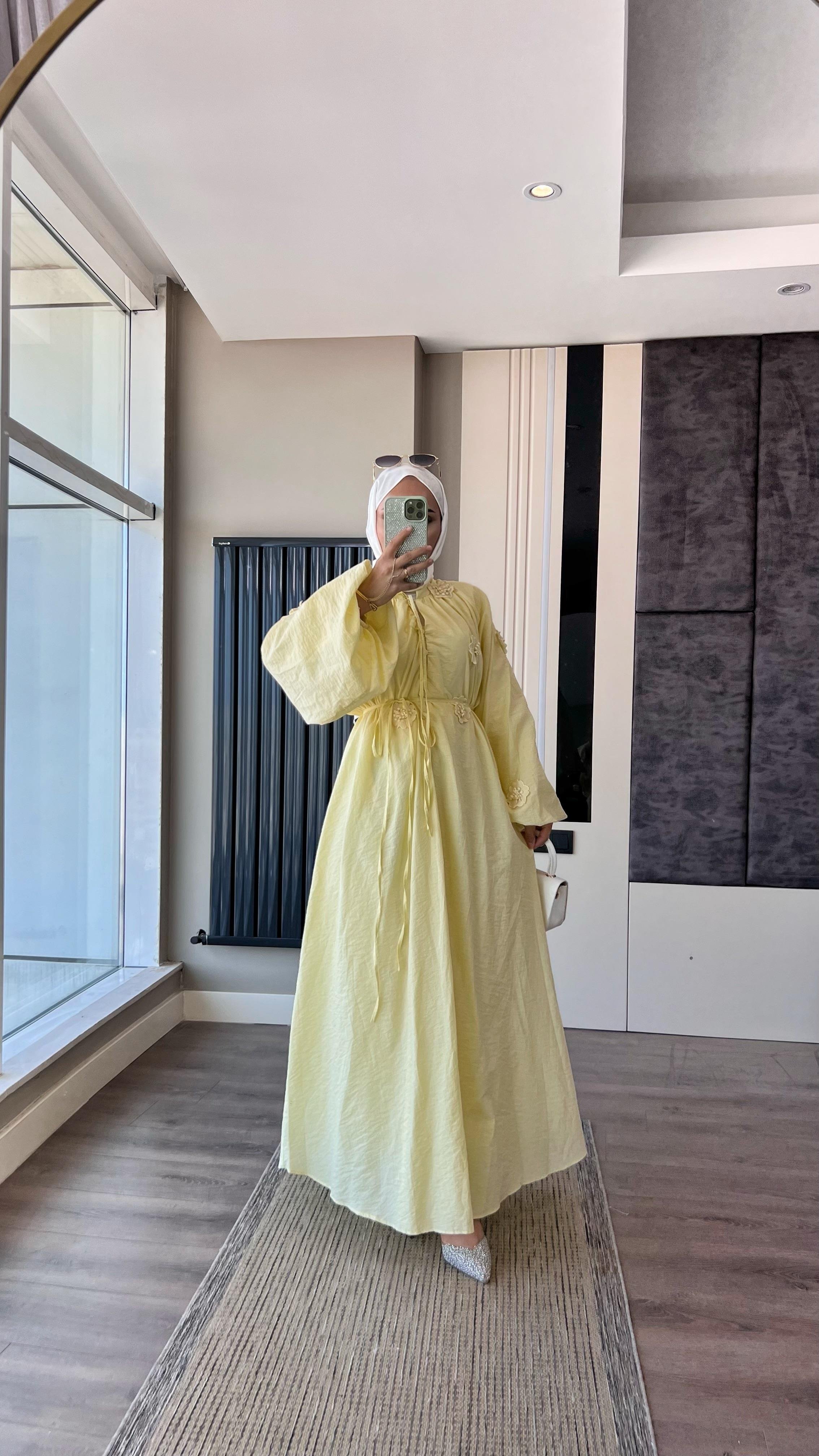 Çiçek Aksesuarlı Müslin Elbise SarıDubaiShowroomELBİSELER01842