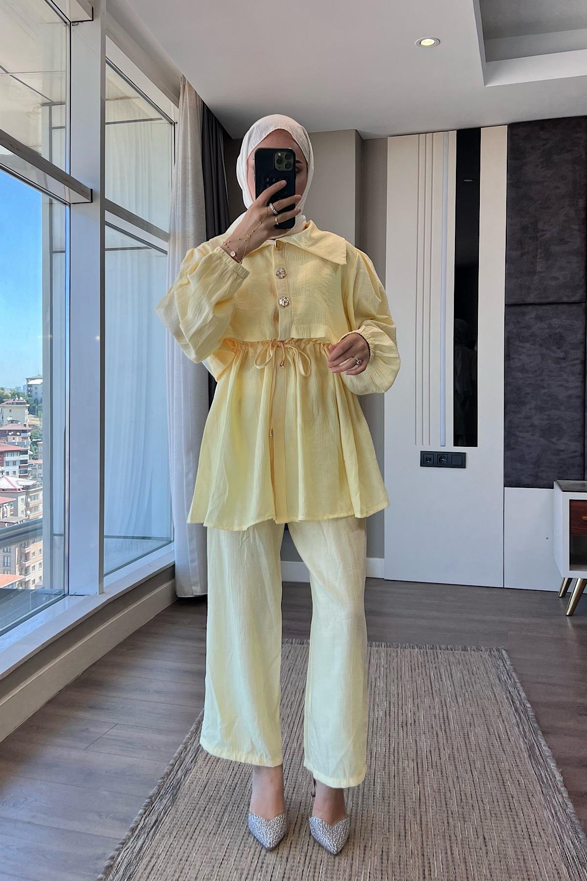 Belden bağlamalı Gold düğmeli takım SarıDubaiShowroomTAKIM09879