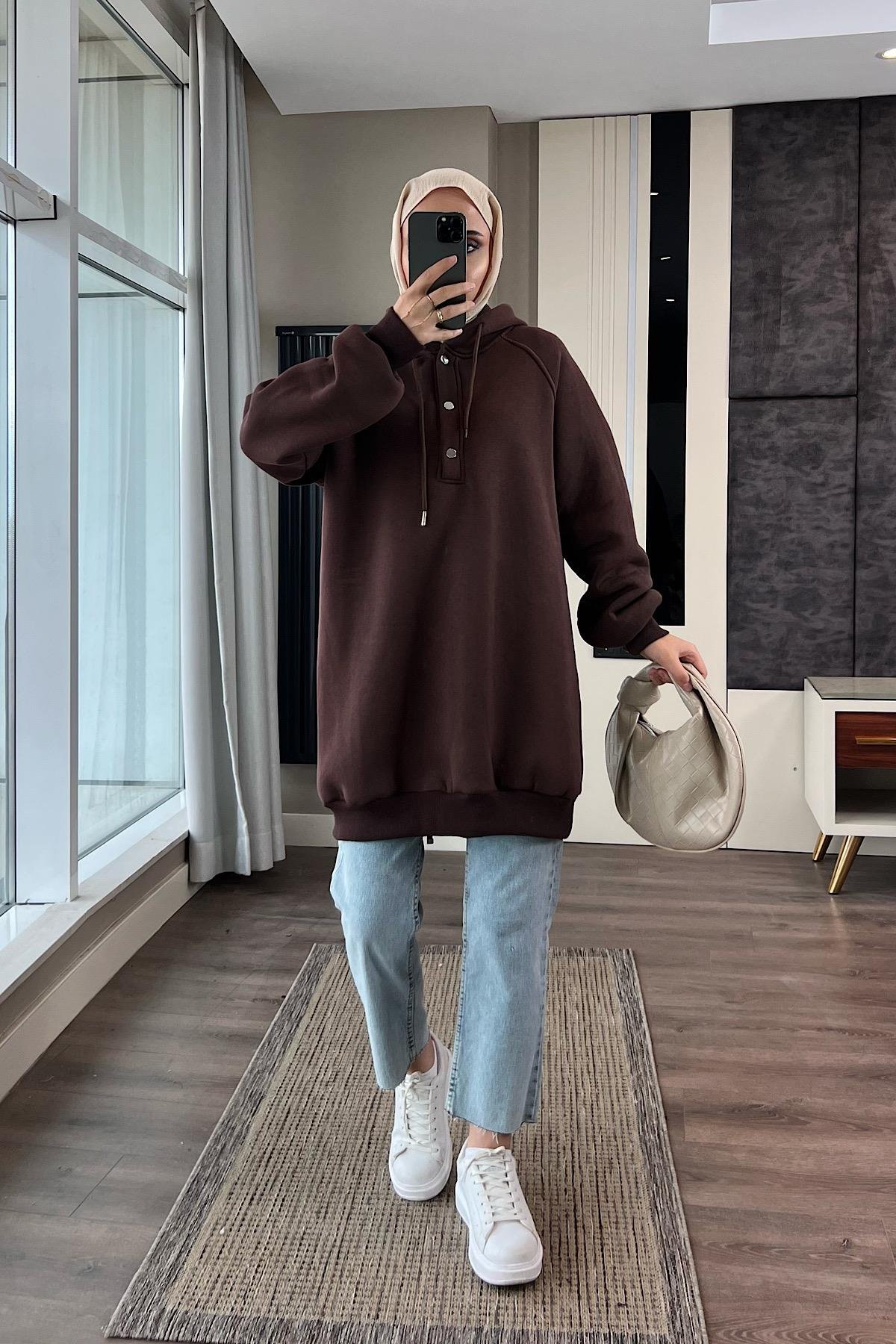 Yakası çıtçıt detaylı sweat KahverengiDubaiShowroomÜST GİYİM39372