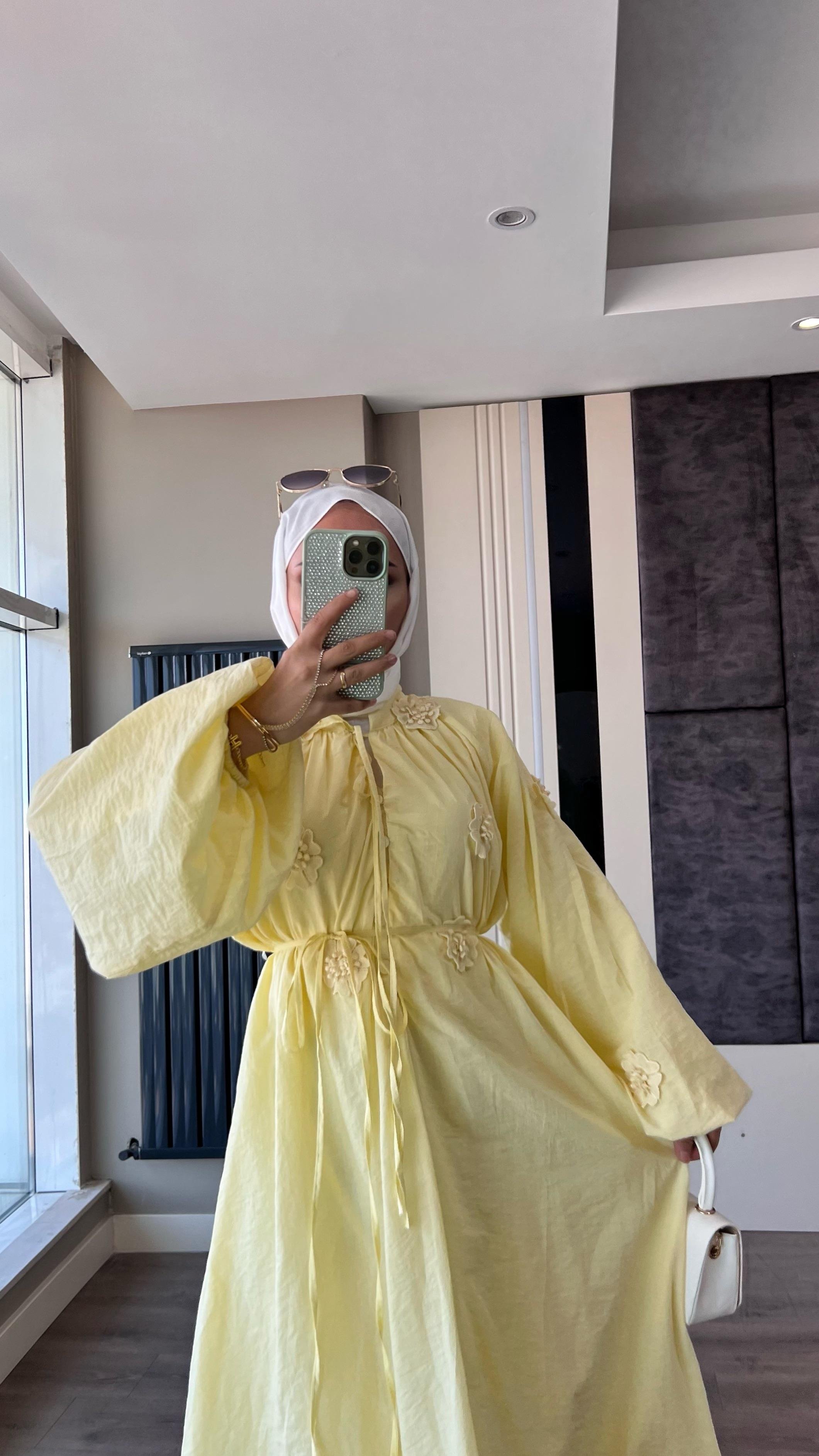 Çiçek Aksesuarlı Müslin Elbise SarıDubaiShowroomELBİSELER01842