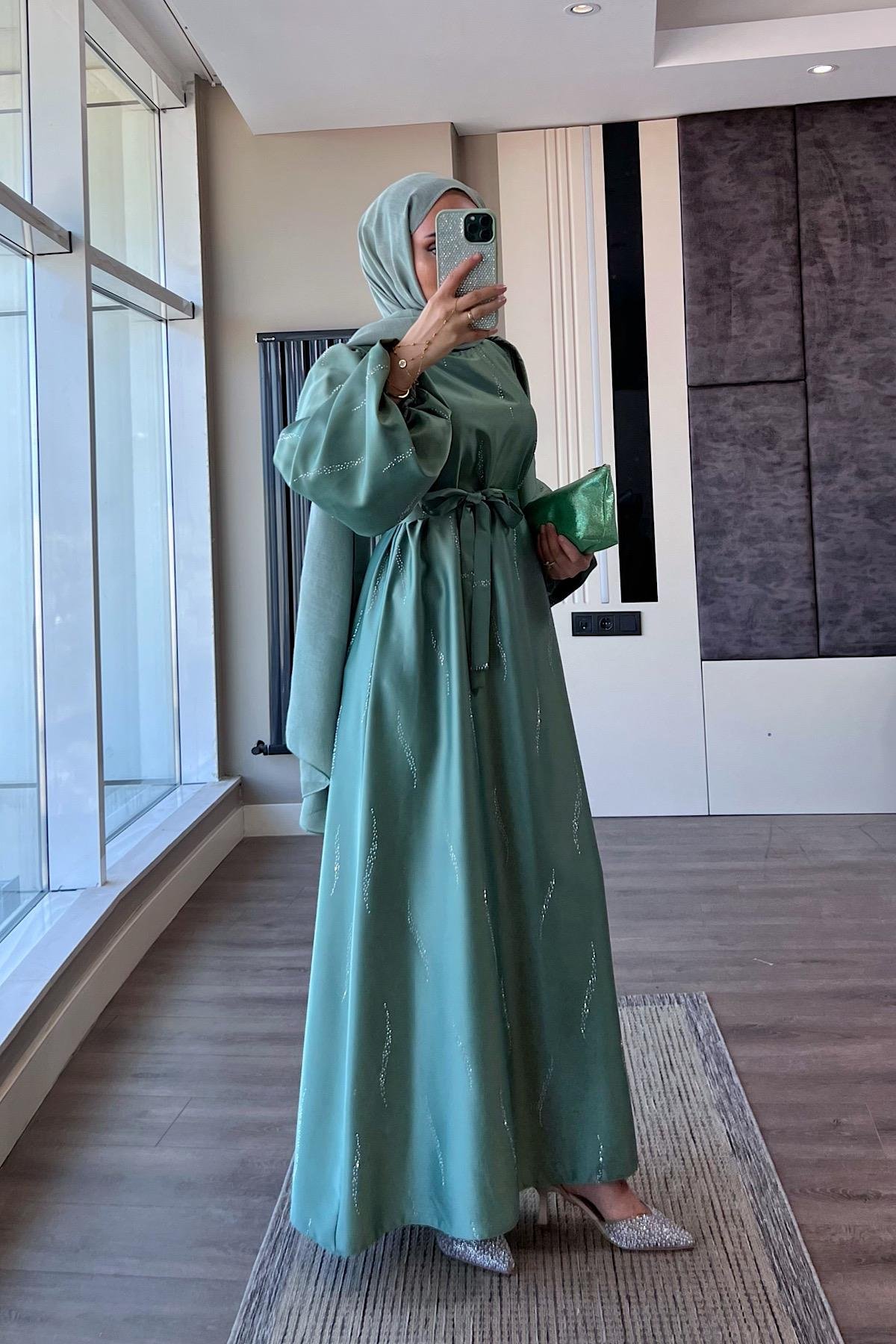 Üzeri Taş Detay Saten Elbise YeşilDubaiShowroomELBİSELER01146-YŞL