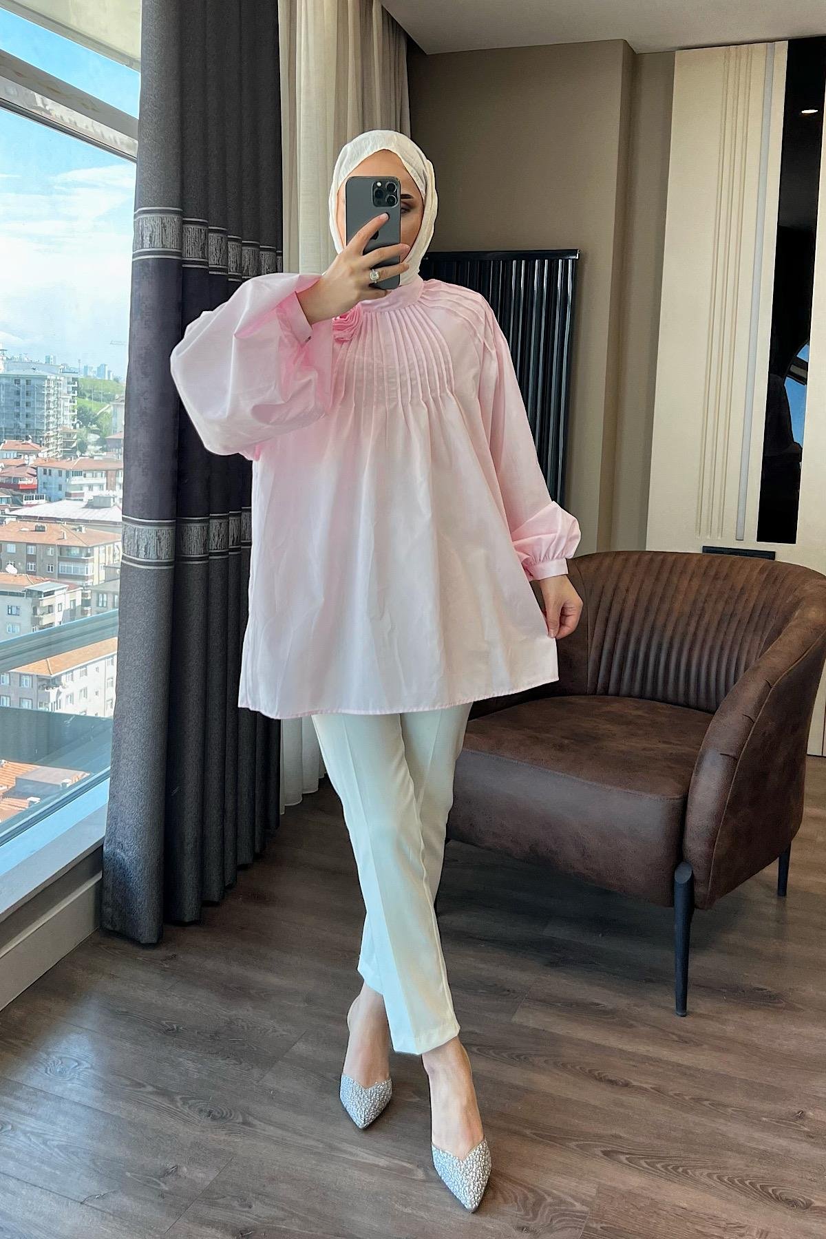 Gül Broşlu Gömlek  