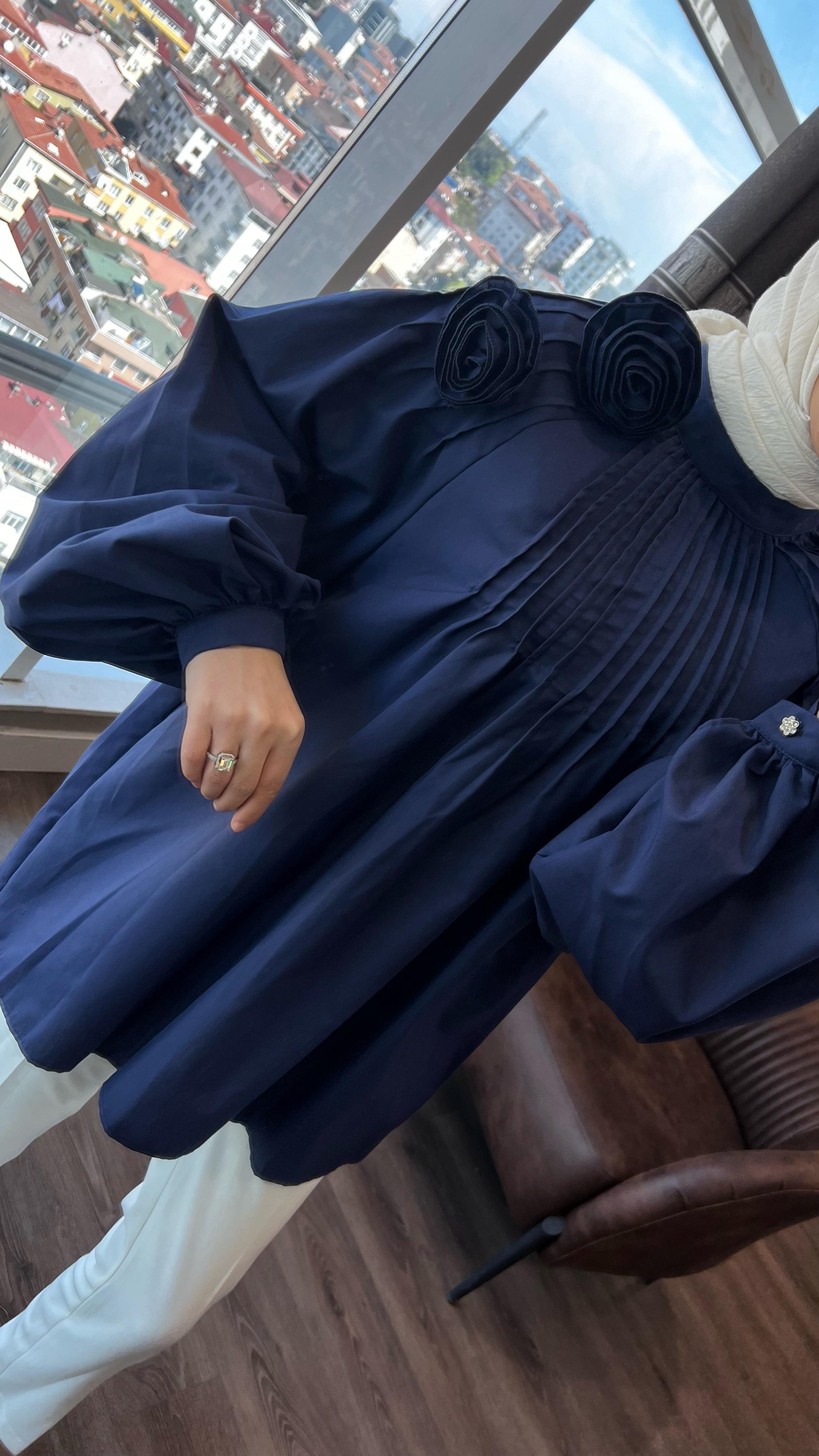 Gül Broşlu Gömlek lacivert 