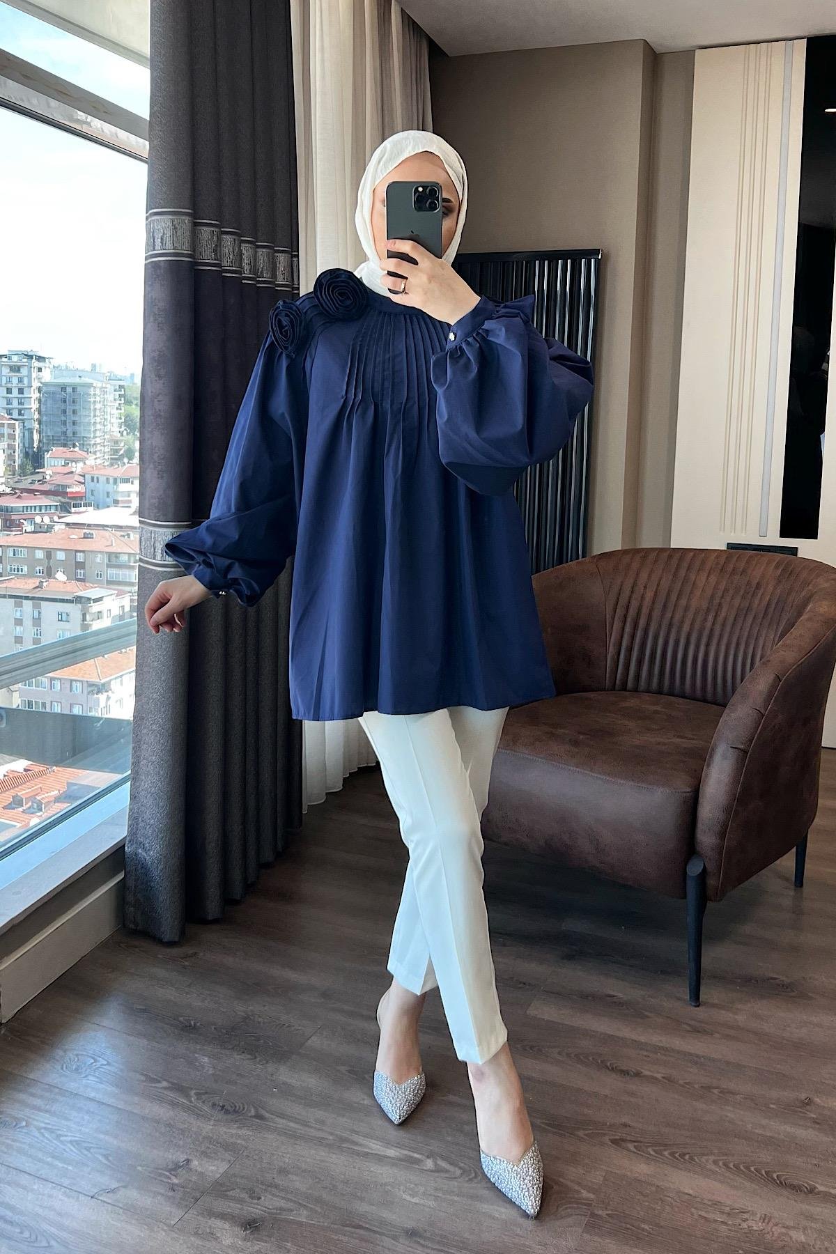 Gül Broşlu Gömlek lacivert 