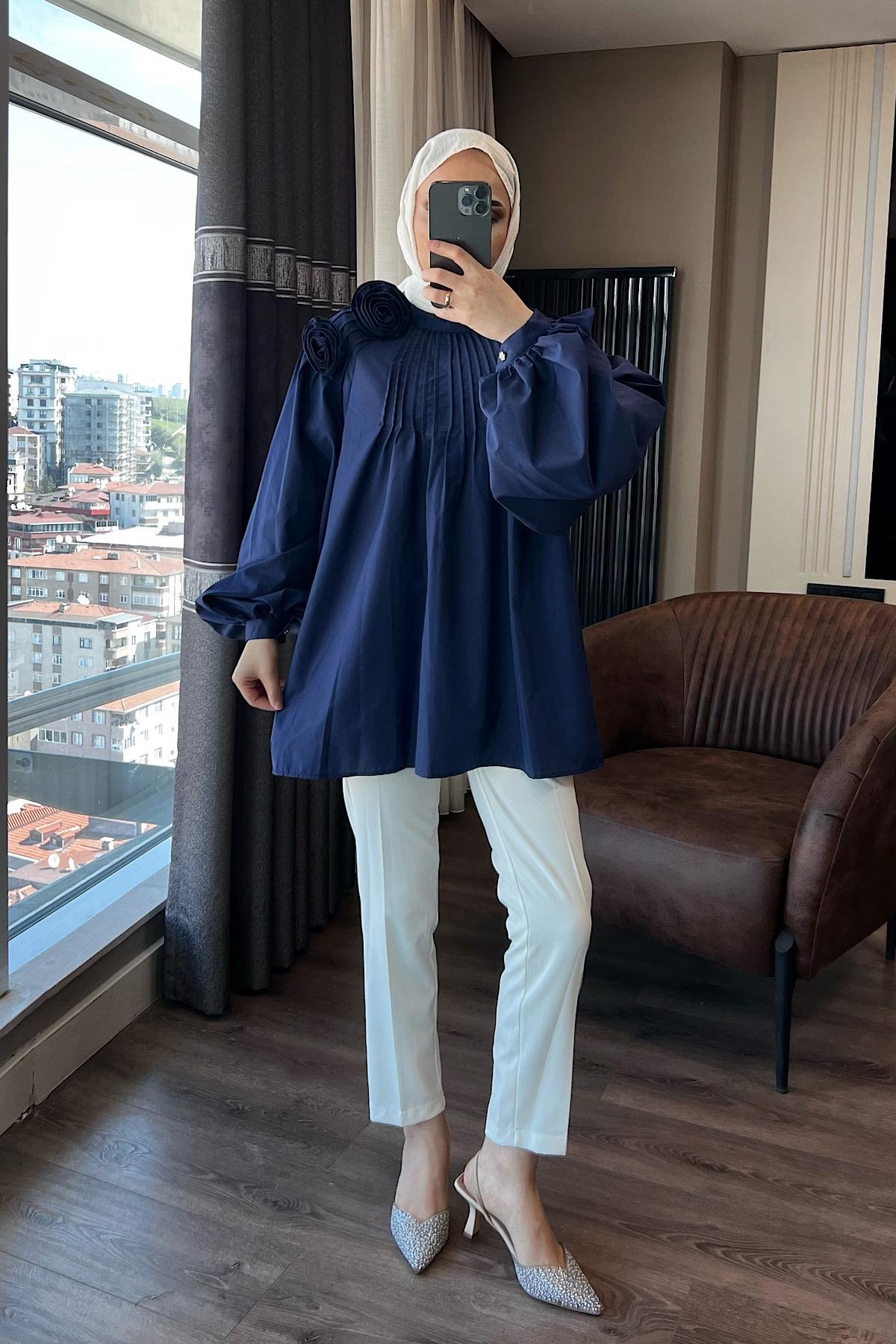 Gül Broşlu Gömlek lacivert 